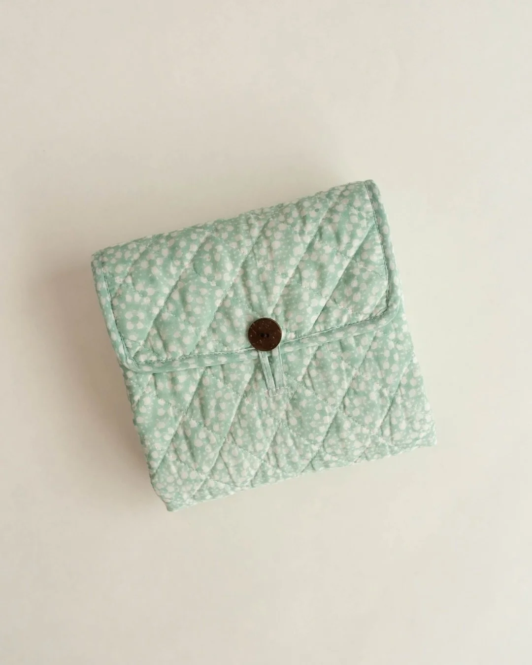 Out with baby? Don&rsquo;t leave without this!
Our travel changing mat is the must-have for parents on the go:
&bull; Compact
&bull; Easy to fold
&bull; Ultra comfy for baby

Now available in 3 colors 🩵🩷🩶&mdash; link in bio!

🇫🇷 En vadrouille av