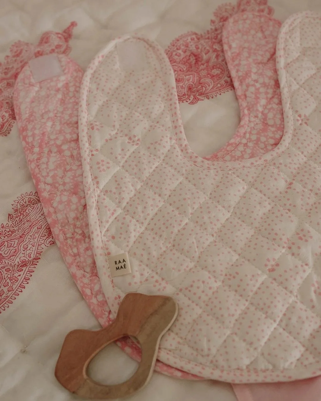 ✨ Chez ROSASK, on aime mettre en lumi&egrave;re des cr&eacute;ations pleines de charme et de savoir-faire. ✨
Aujourd&rsquo;hui, d&eacute;couvrez nos bavoirs Orchid de la jolie marque indienne @raamae_baby , soigneusement s&eacute;lectionn&eacute;s po