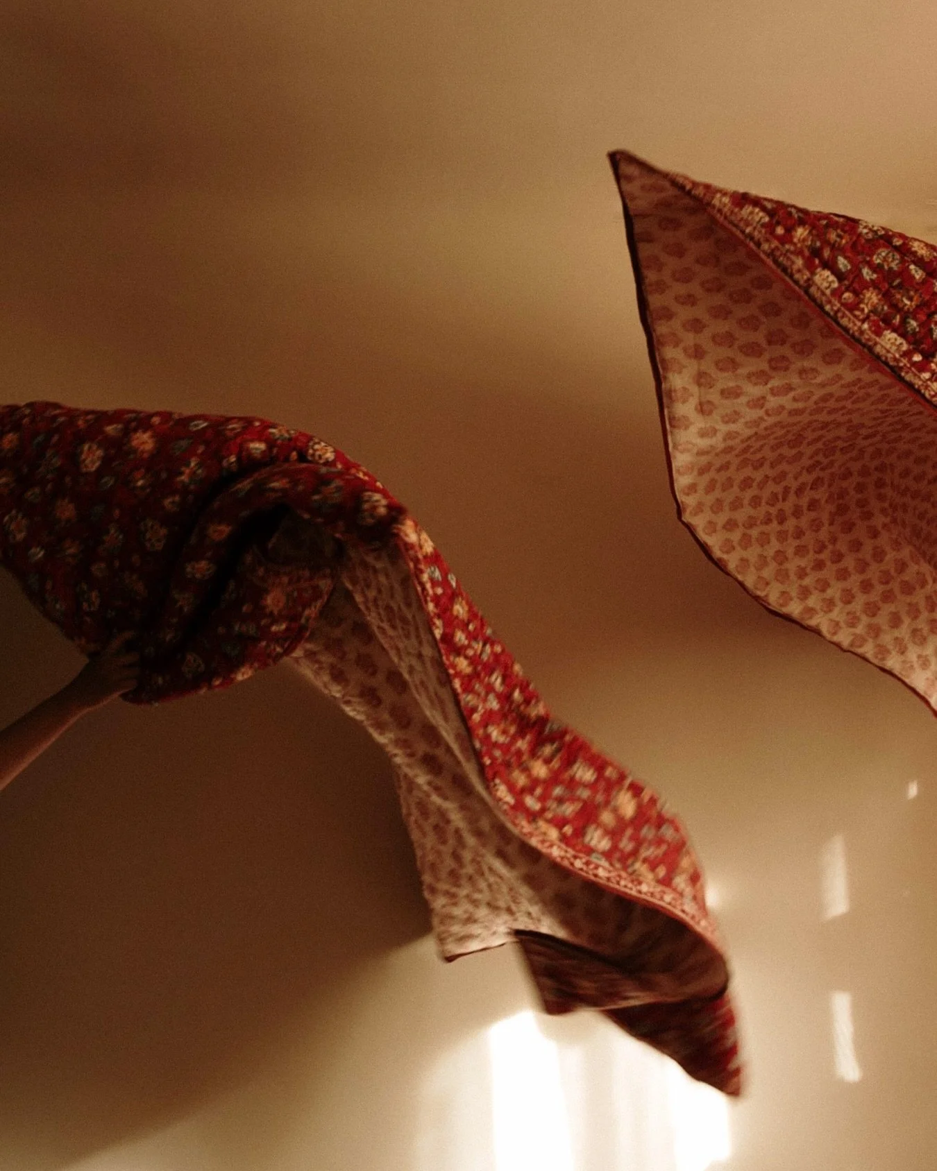 ✈️ Counting down to our India trip, but first&hellip; some cozy time with the #QuiltDahlia ❤️
Reversible, 100% cotton, blockprinted 🌿
Perfect for your chill afternoons or evening snuggles 📖☕✨

🔗 Shop now at rosask-store.com &ndash; link in bio

🇫