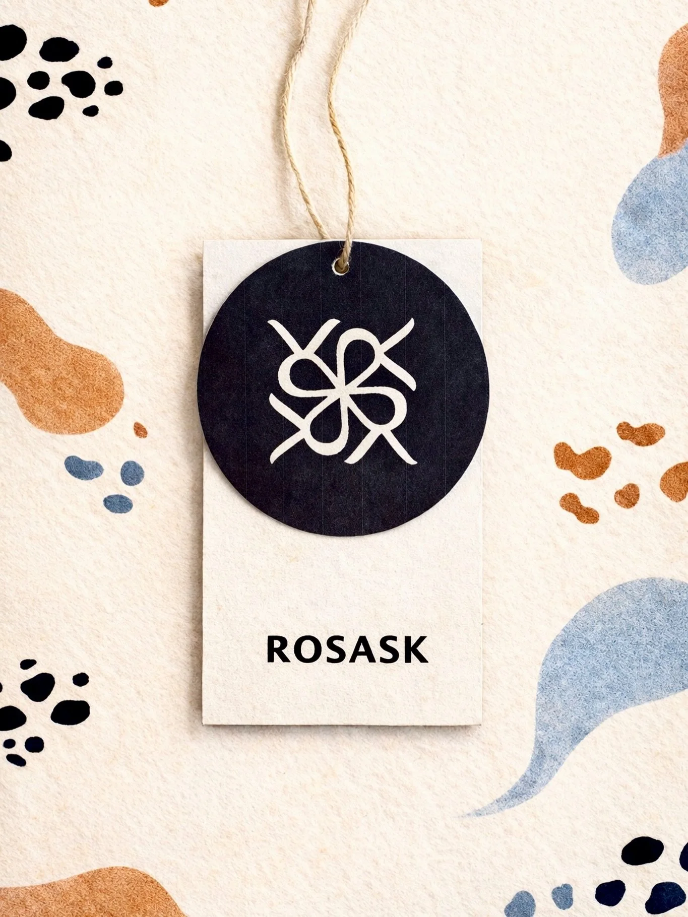 The hangtags are ready ✨
They&rsquo;re just waiting for one thing:
to go along with the ROSASK pieces, coming very soon.

🇫🇷 Les hangtags sont pr&ecirc;ts ✨
Ils n&rsquo;attendent plus qu&rsquo;une chose :
accompagner les pi&egrave;ces ROSASK, qui a