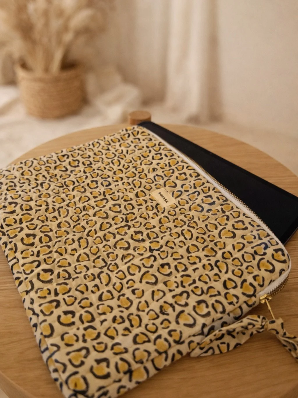 👀 Something new is coming soon to rosask-store.com.
A future essential.
A new leopard print 🐆

Designed to slip into everyday life &mdash; for your iPad or the little things that matter, yours or baby&rsquo;s.

Stay tuned ✨

🇫🇷 Une nouvelle pi&eg