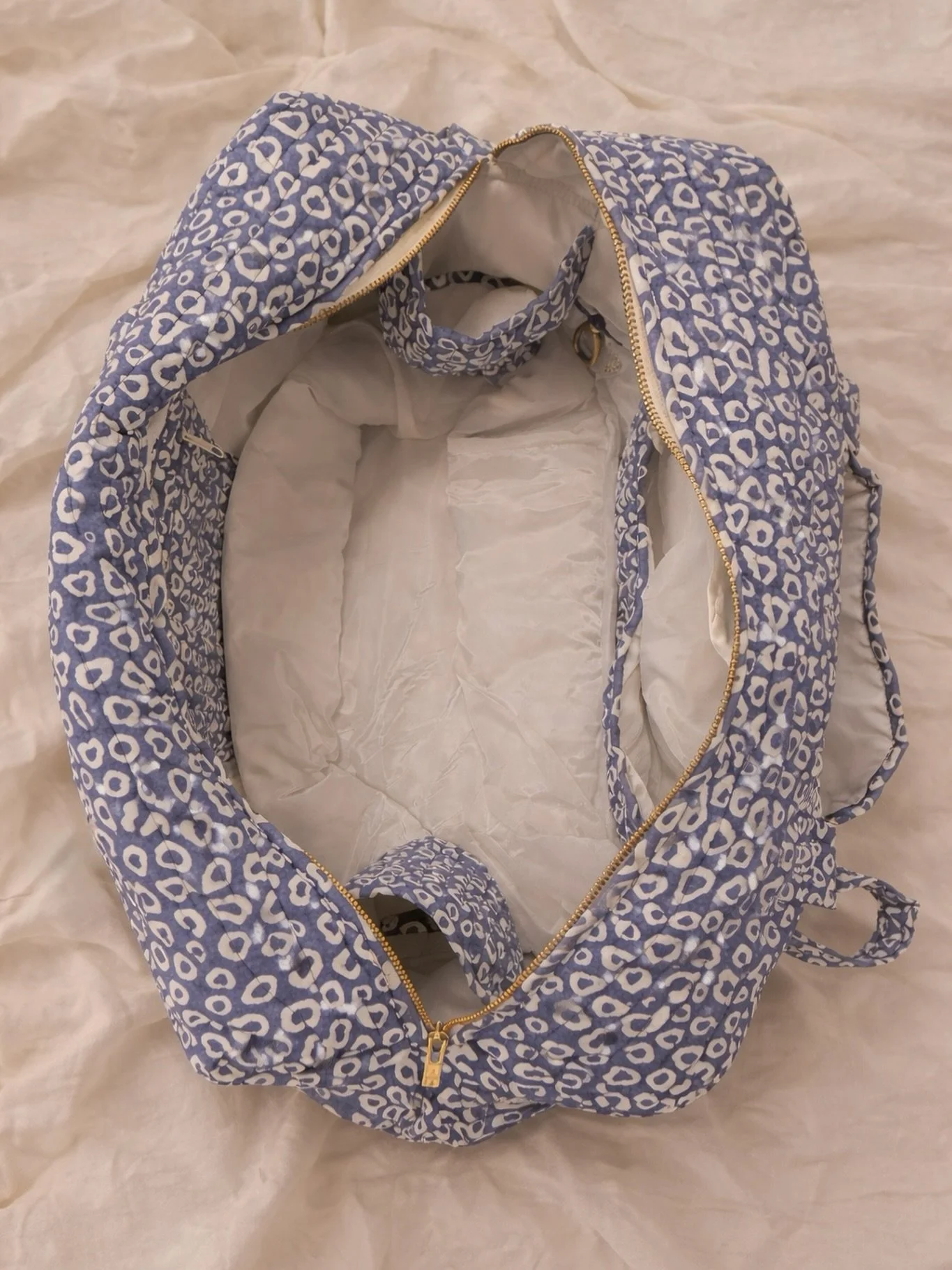 ✨ After unveiling the pieces… let’s take a closer look inside the 24/48h Zip & Go.

A bag thoughtfully designed down to the finest details, inspired by my own everyday needs.

Inside, everything has its place:

• Two dedicated c