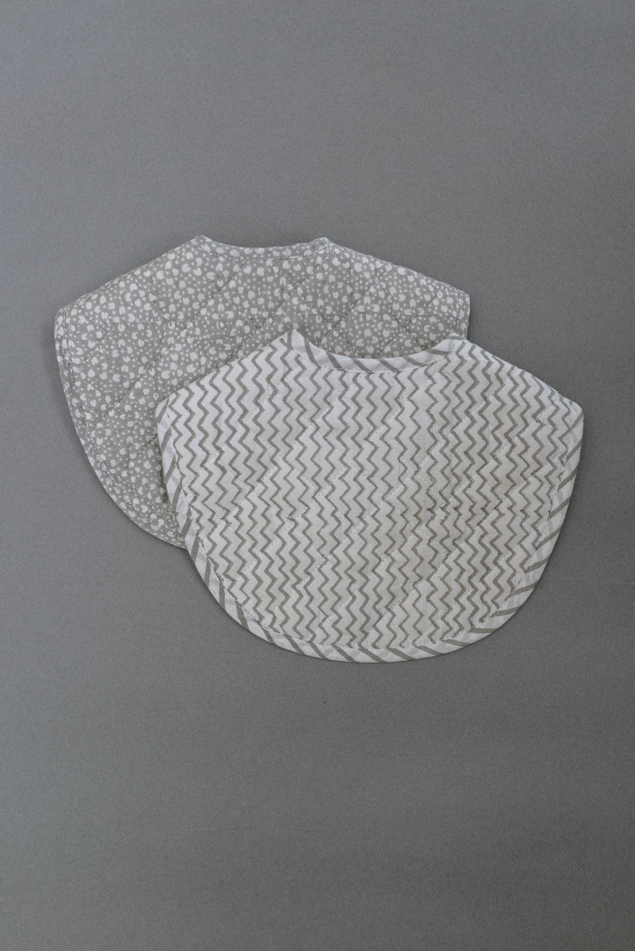 Raamae_Handblockprinted_Bibs_Dolen_Set2_01.jpeg