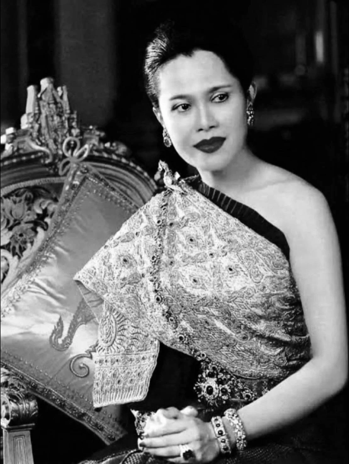 ด้วยความสำนึกในพระมหากรุณาธิคุณในพระองค์ ขอน้อมฯส่งเสด็จพระองค์สู่สวรรคาลัยด้วยเทอญ
Deepest condolences on the passing of Her Majesty Queen Sirikit The Queen Mother. Her dedication and grace will be remembered forever by the Thai people.

 #queensiri