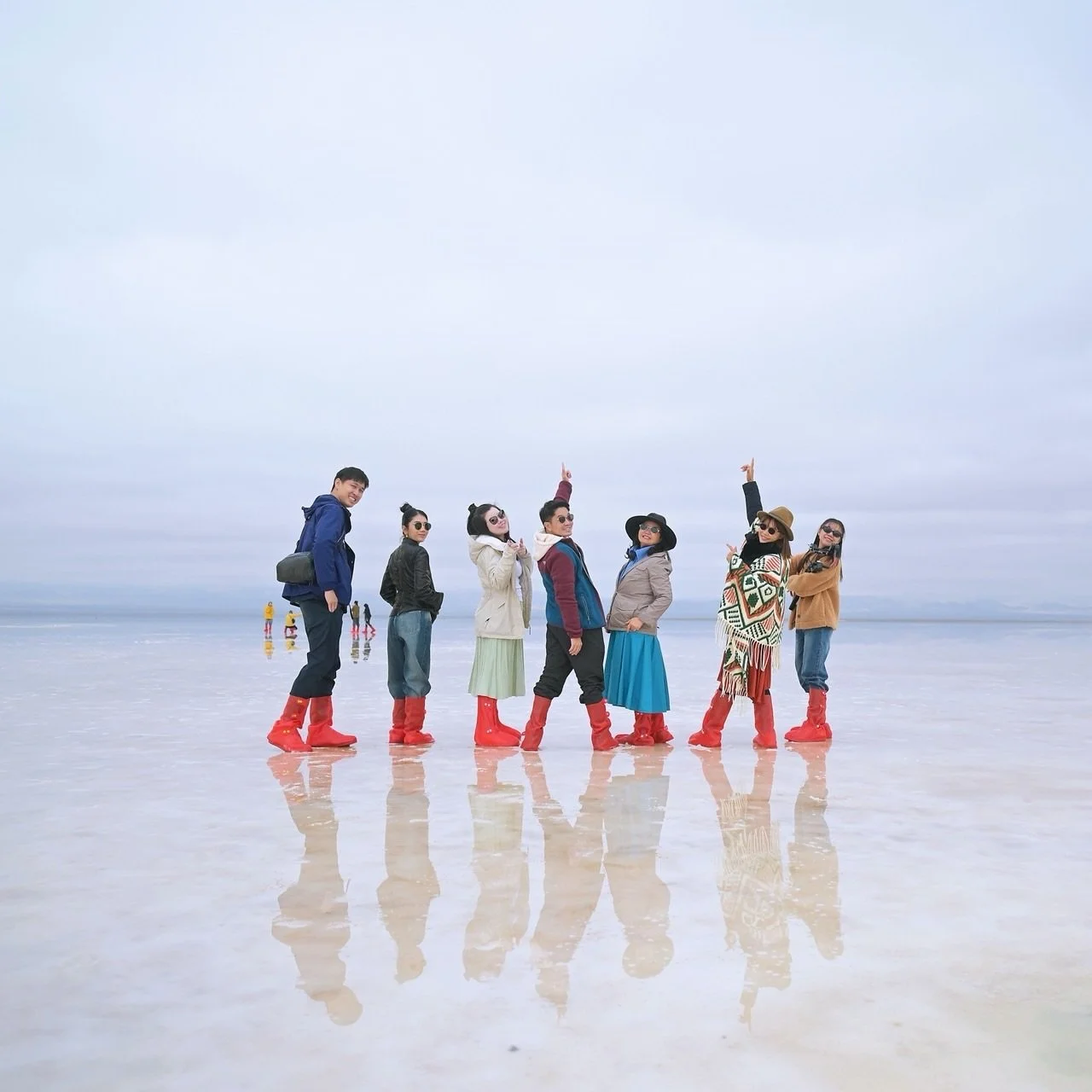 China&rsquo;s Caka Salt Lake - where the clouds meet the ground and everything hangs in perfect balance. Floating at 3,100 meters above sea level, it&rsquo;s hard to tell where the earth ends and the sky begins. ✨🌤️
#traveltechexperiences #silkroad 