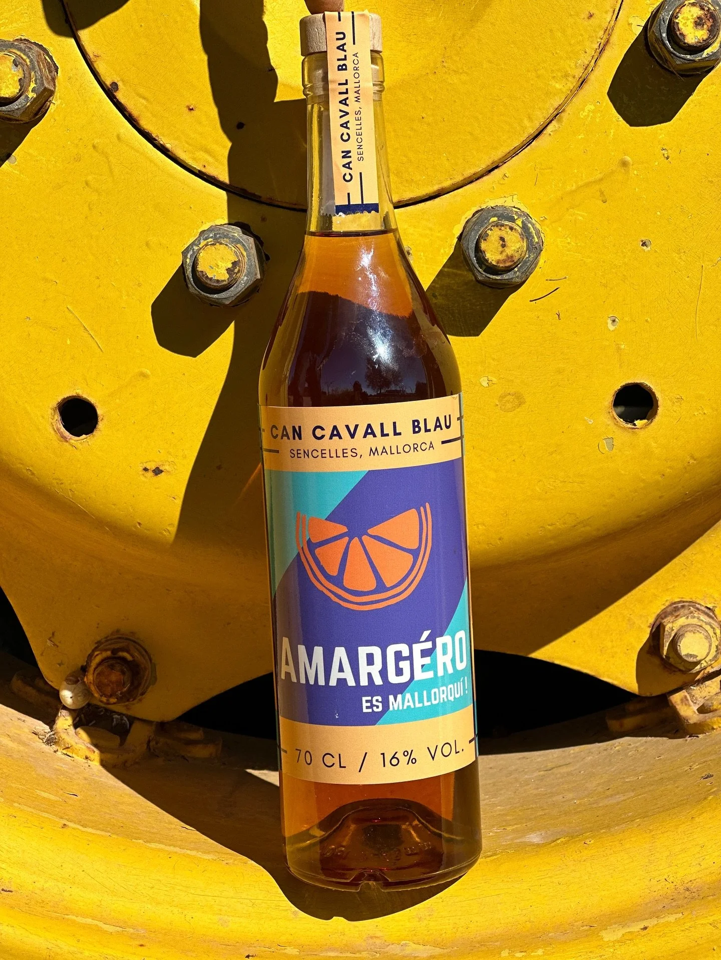 November brings a certain rush: inboxes full of offers and the drumbeat on purchase pressure is growing louder. At Can Cavall Blau we move at a different pace.

Amarg&eacute;ro comes from a season of caring for the trees, picking fruit with friends a