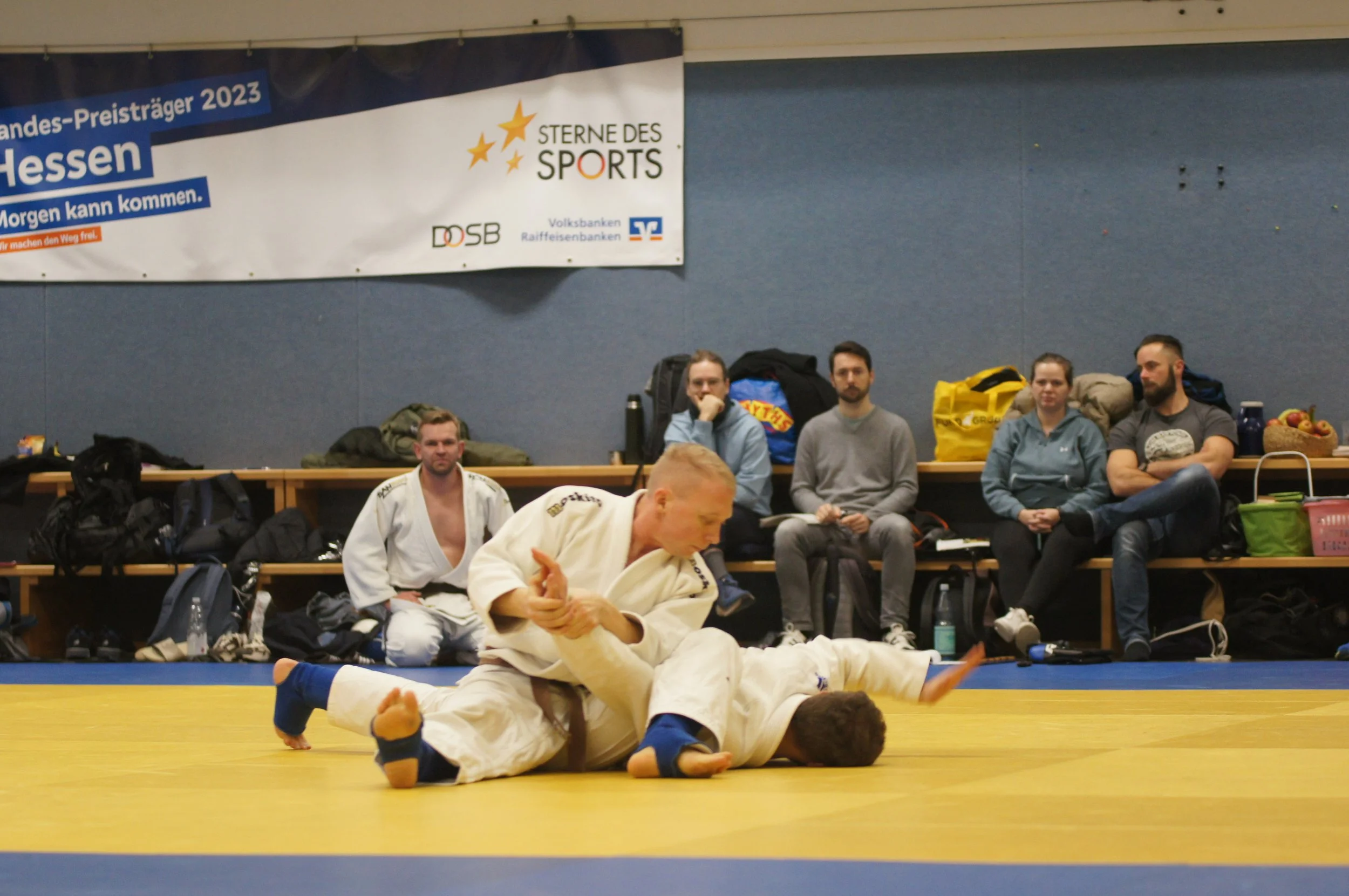 Malte Breunig-Wolfers mit einem Armstreckhebel am Boden