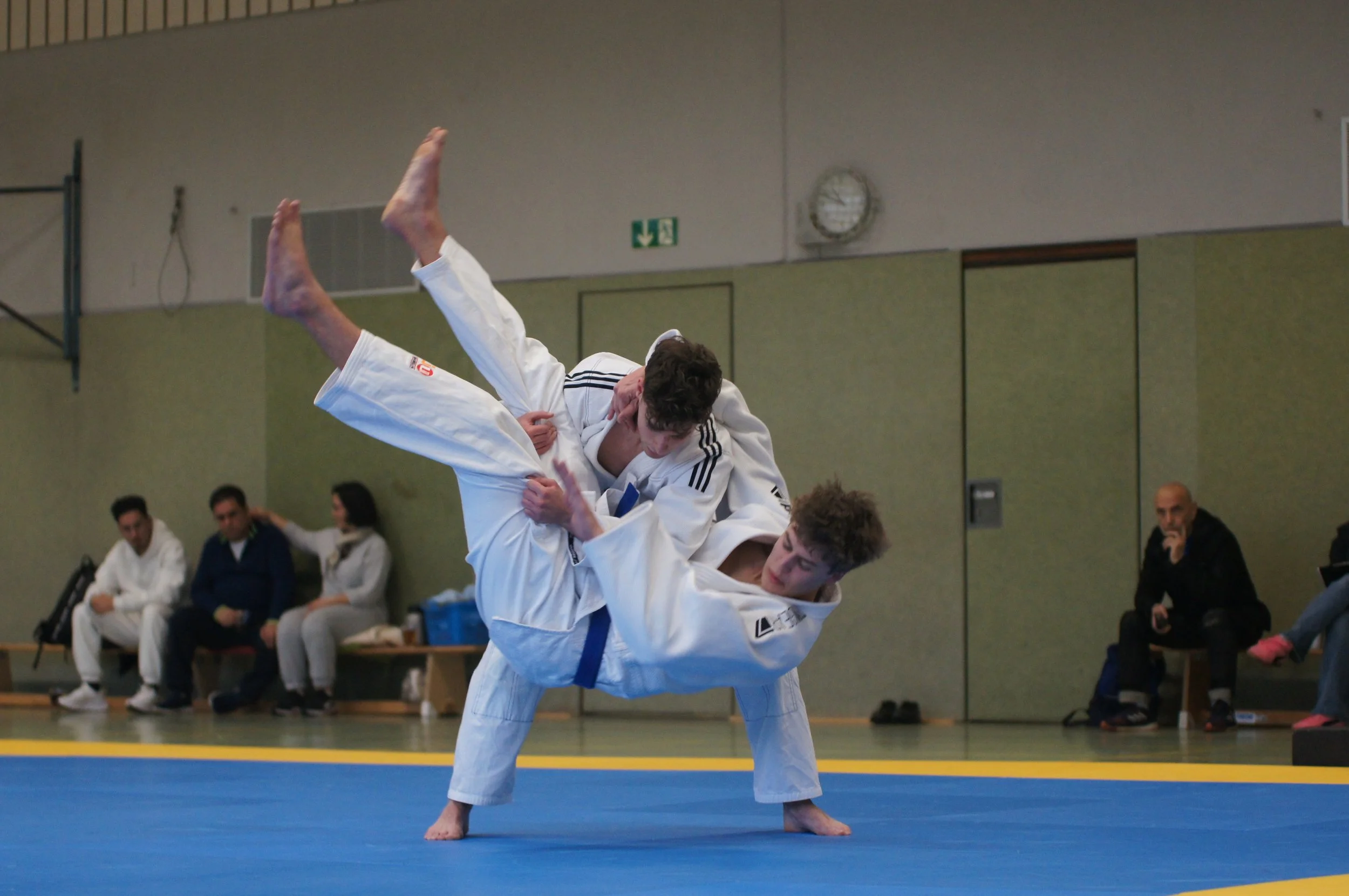 Nikas Manschitz mit einem Schaufelwurf