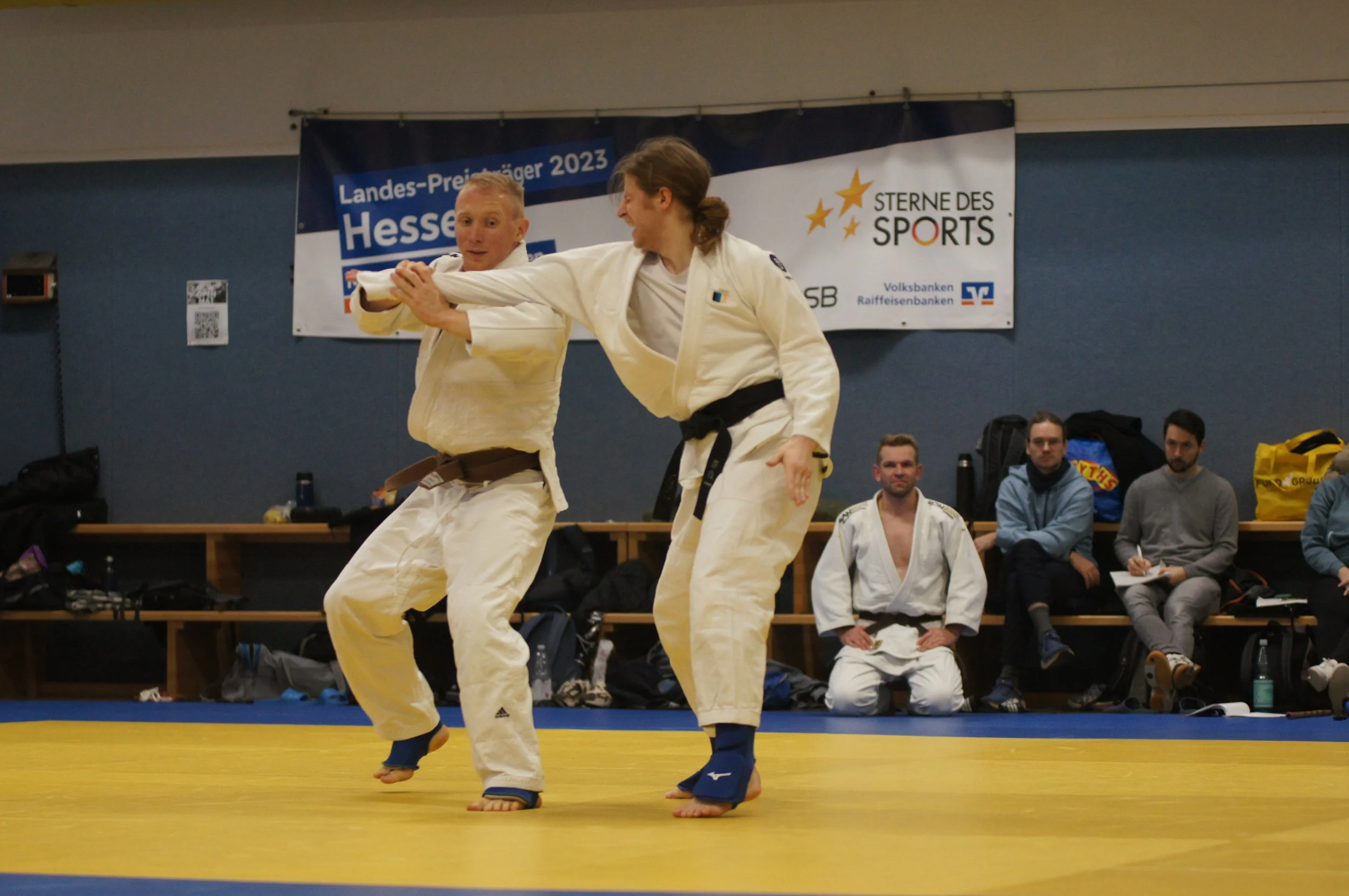 Malte Breunig-Wolfers mit einem Armstreckhebel über die Schulter