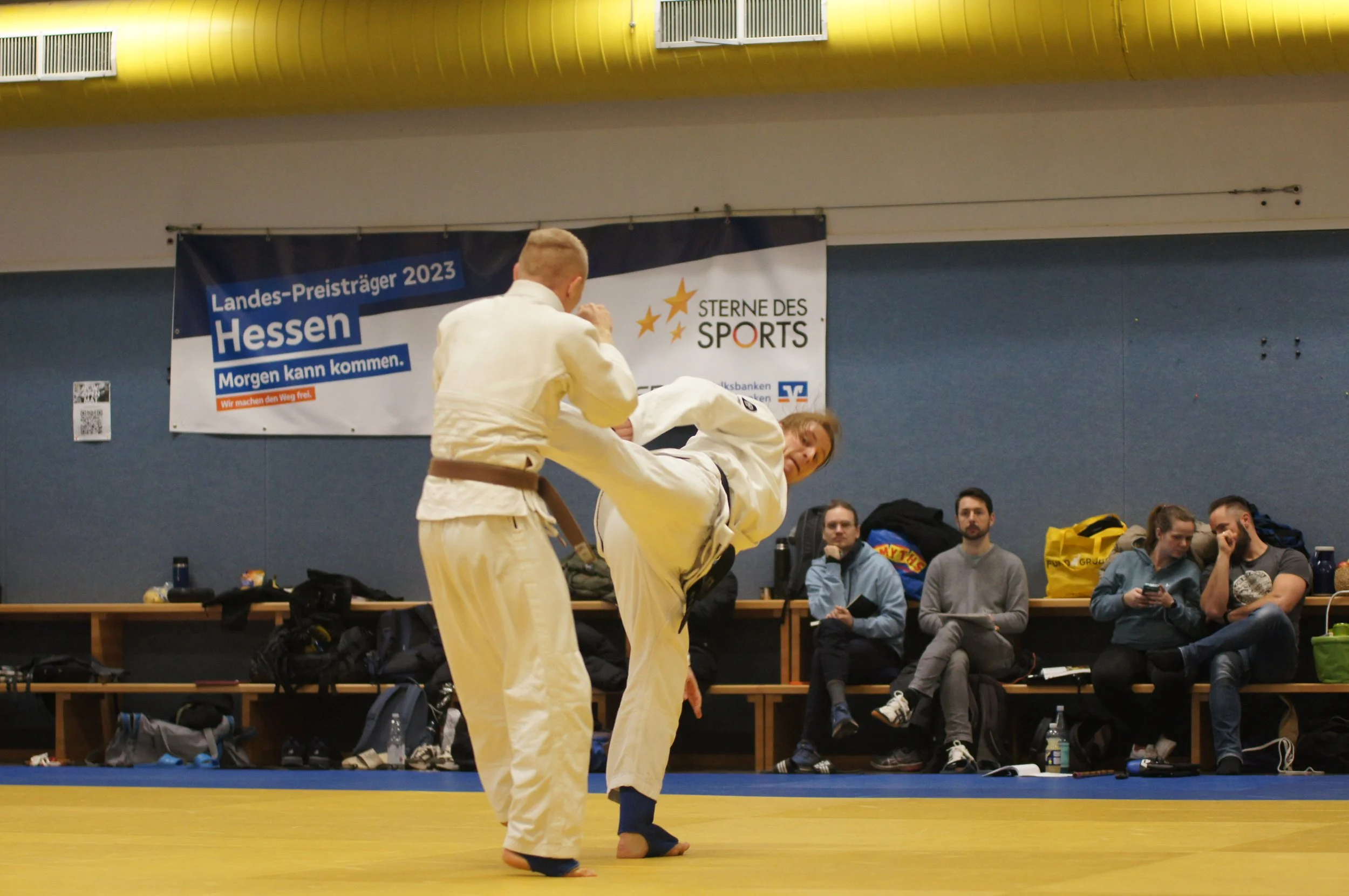 Mitja Manschitz mit einem Fußstoß rückwärts