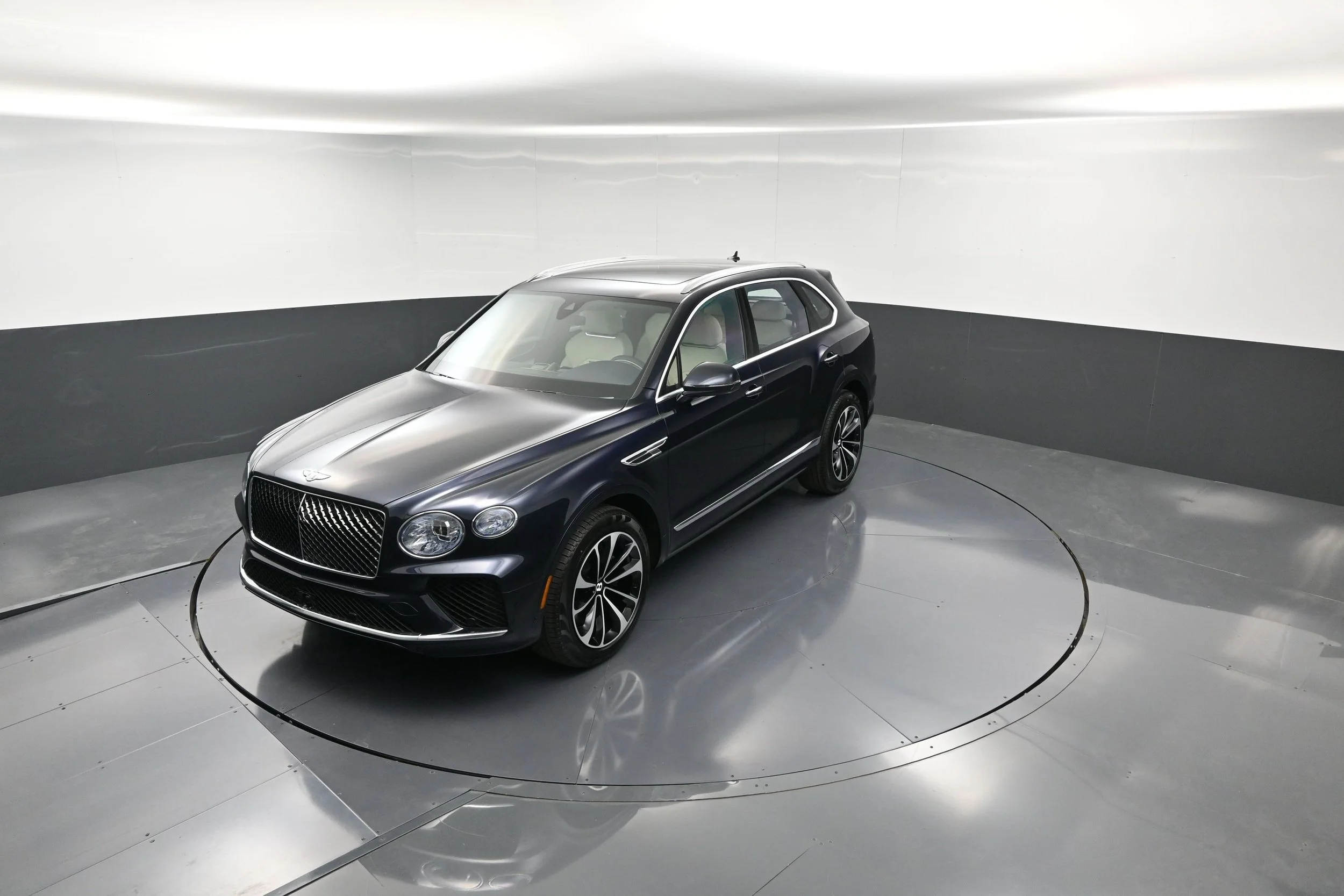 Why Auto Dealers Are Shifting to Online Showrooms and The Role of High-Quality Vehicle Photography and Automation