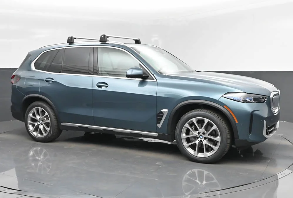 With Dealermade's carousel photo studio installation, capture every angle of a vehicle in stunning HD.