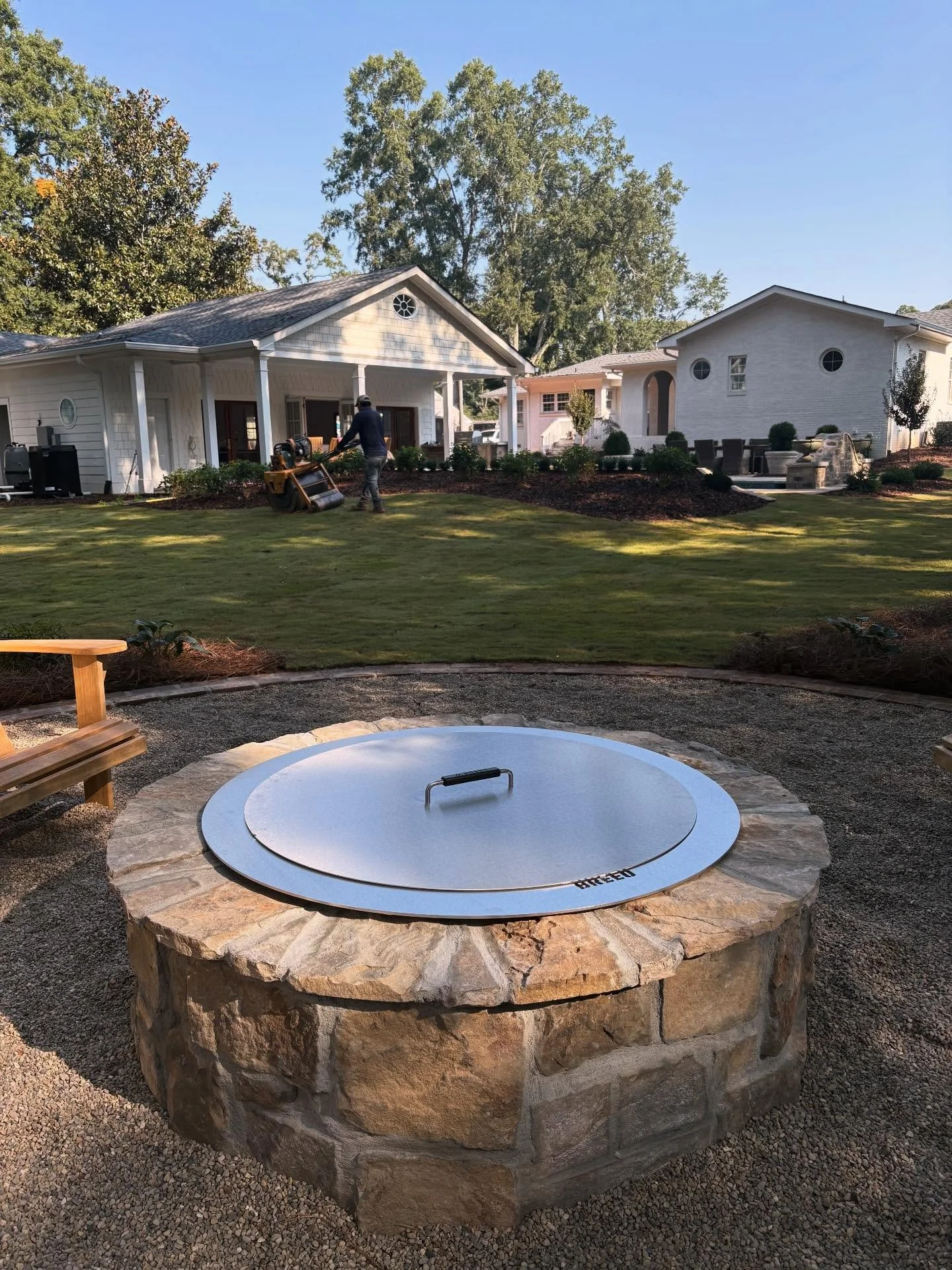 This chilly weather has us daydreaming of a cozy Friday evening with a warm fire and glass of red wine. Both of these inserts are @breeo - smokeless and built to last!

#firepit #weekendplans #breeo #landscapedesi̇gn #monroega
