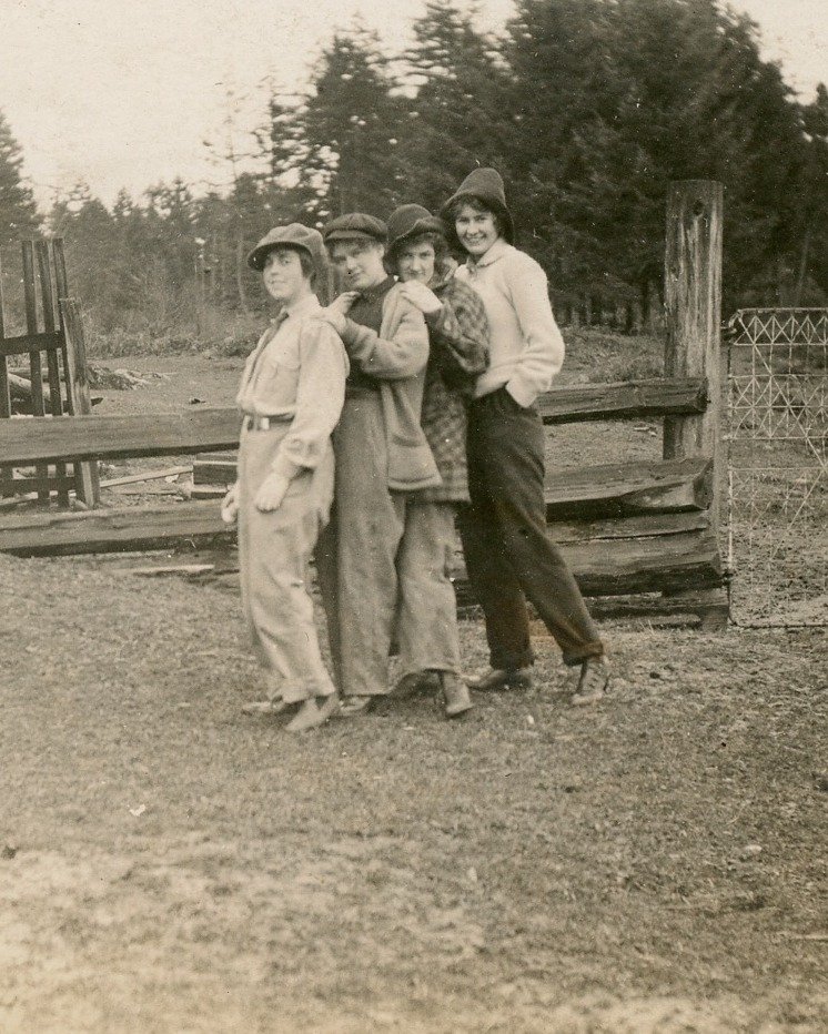Anyone else feel like having a butch photoshoot with your friends? 🌾

📸 Unknown individuals, circa early 1900s. #LGBTQHistory