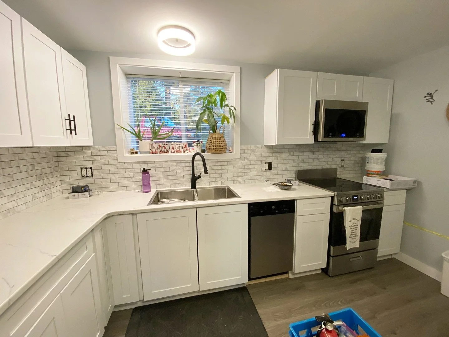 🛠️ It was a satisfying job to help my customers put the finishing touches on their kitchen remodel by adding the tile backsplash ! 🙌😎 The new kitchen looks great right? Swipe for before and during photos.

#nanaimohandyman #nanaimohomereno #vancou