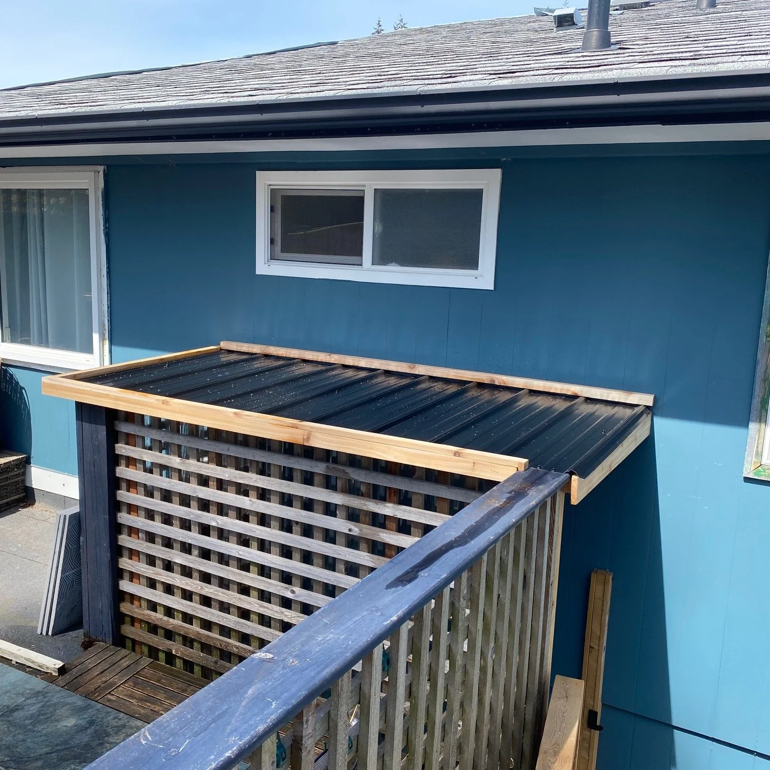 🛠 It was a pleasure to create this small roof to cover a walkway in the back of my customers home so it would stay dry and prevent water from pooling on rainy days! 😎

#renthehandyman #handymanservices #nanimohandyman #nanaimohomerepairs #nanaimobc