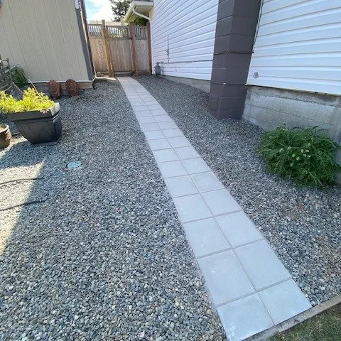🛠 I created this paving stone pathway for my customer so he could easily move his lawn mower and other gardening tools in and out of his garden shed! I think this will make such a difference! Also, who else is exciting for spring gardening coming up