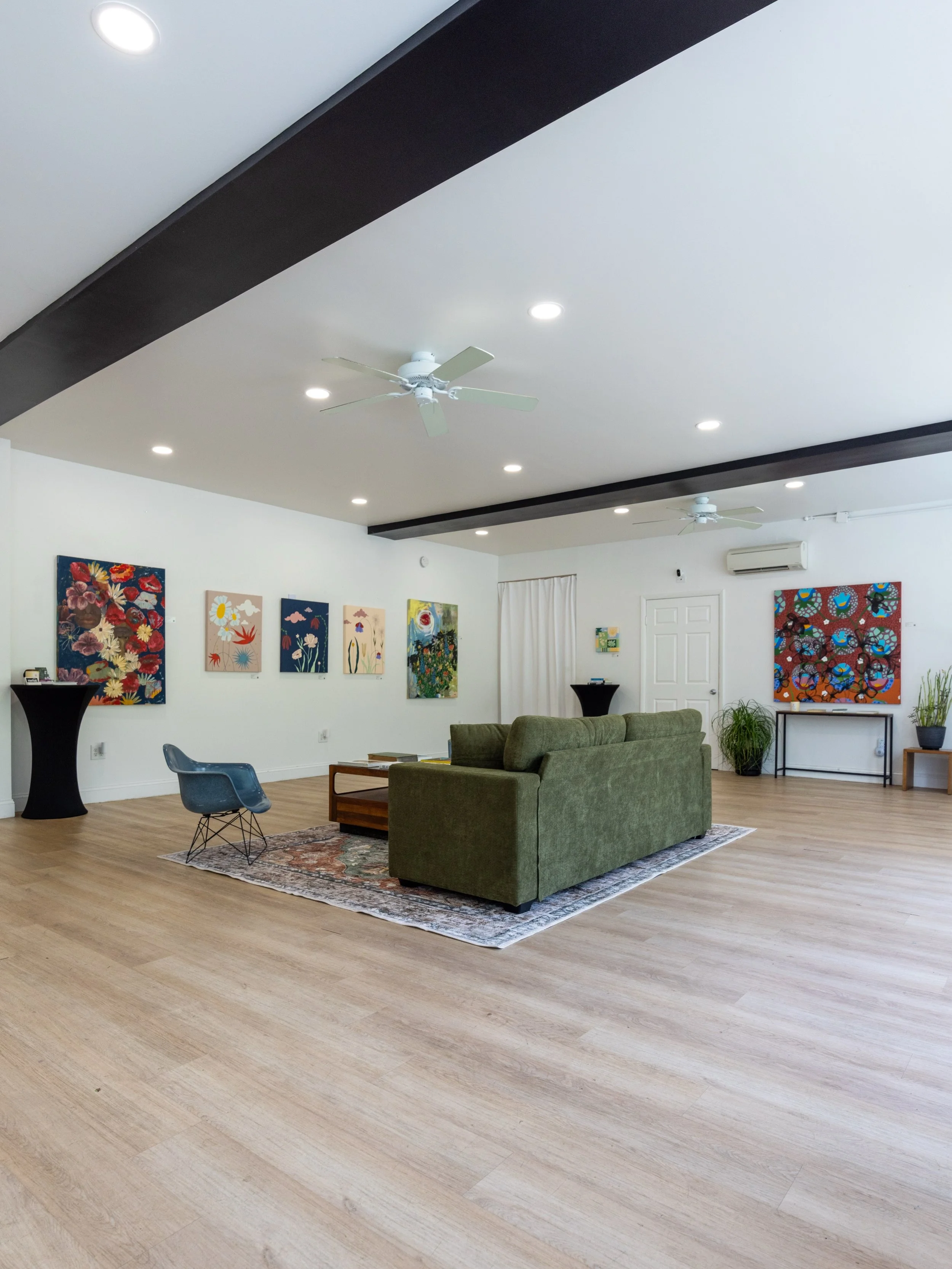 Here&rsquo;s a good look at &ldquo;Uncut Grass: A Floral Exploration of American Landscapes and the Relationship to Climate Change&ldquo; by @charbearlaflare.

This exhibit will be on view for the next two weeks, so make sure you schedule your viewin