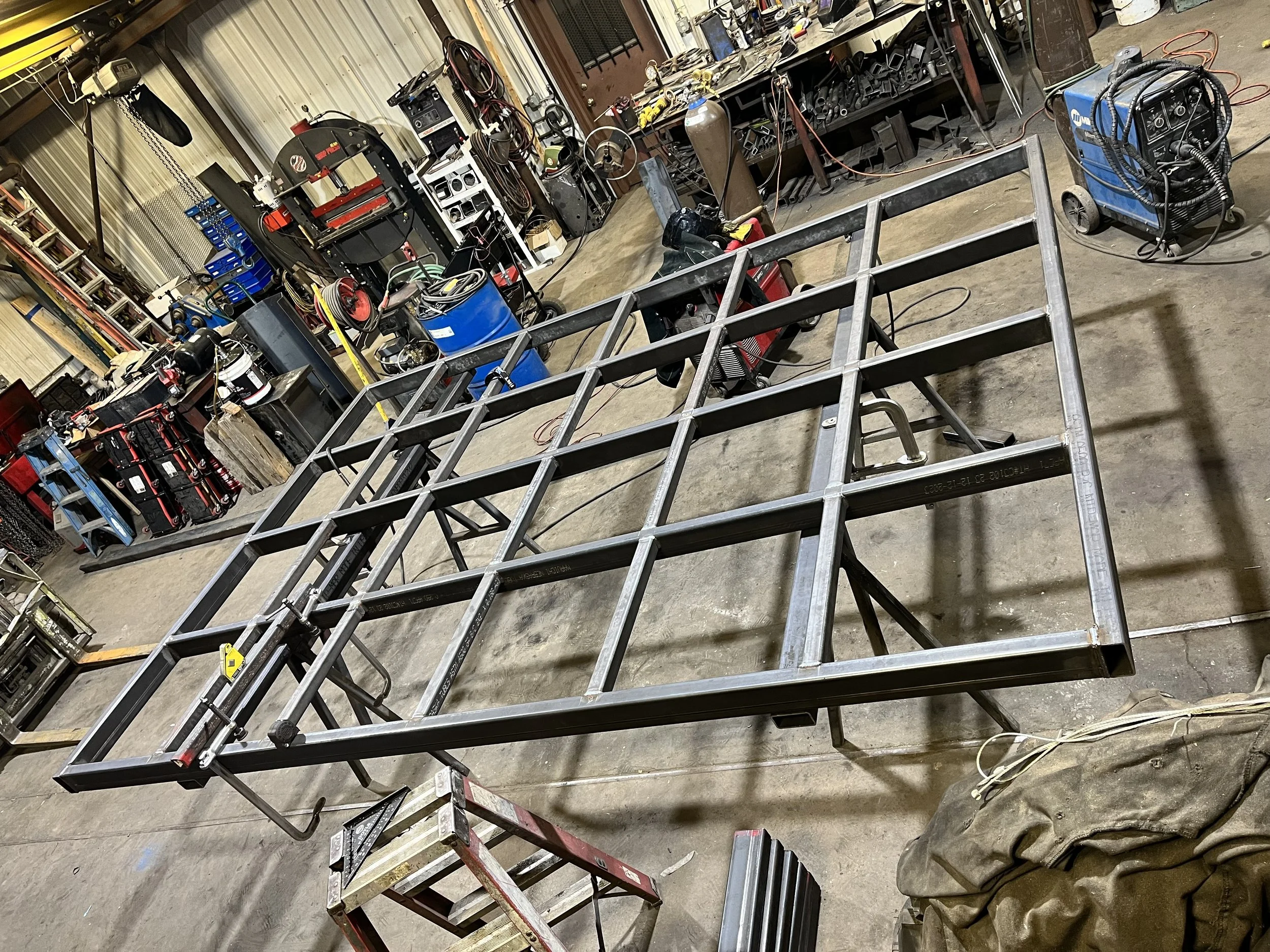 Self-Tilting Wall Table System