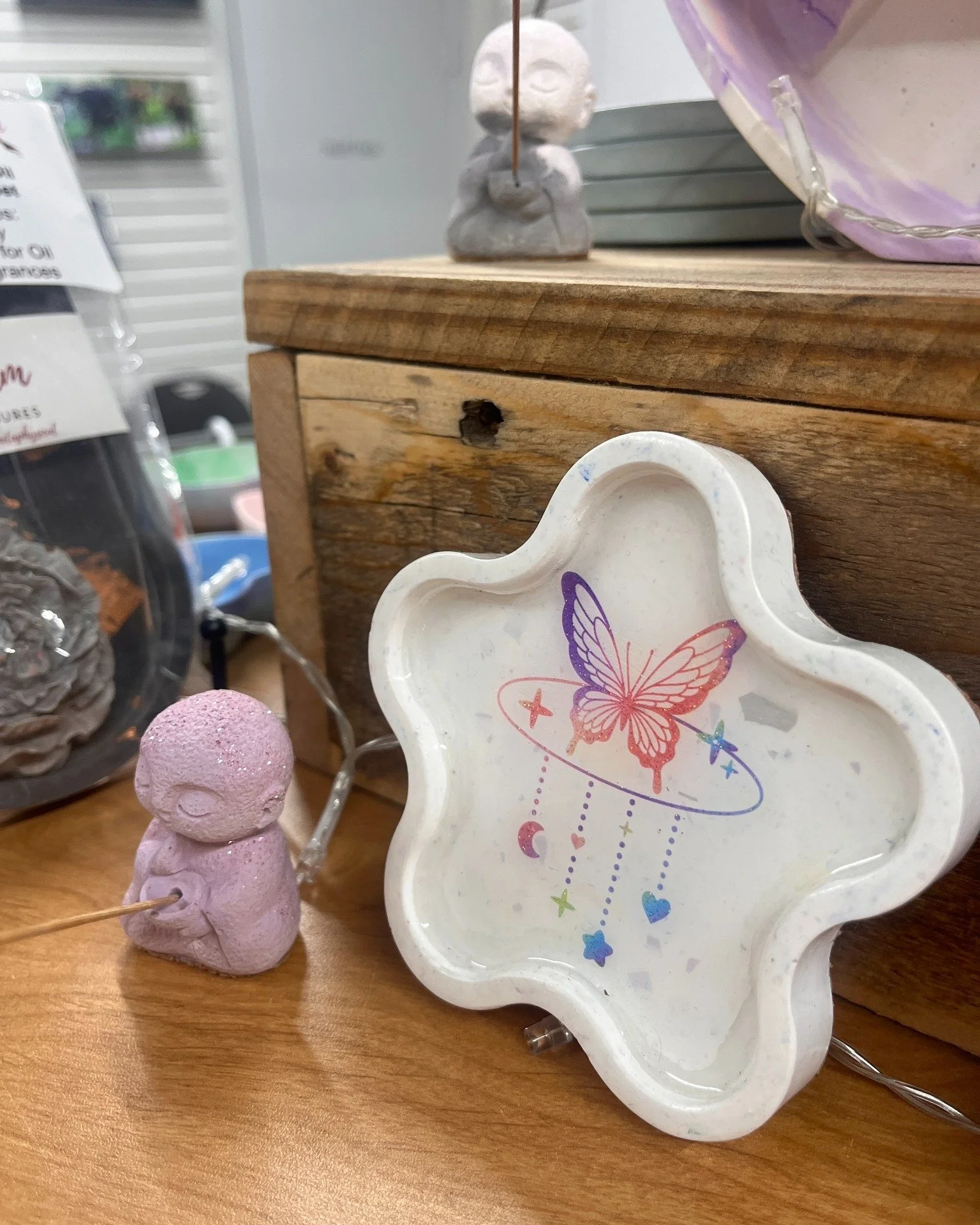 The home decor that Fae Dream Designs creates is made with a Eco Resin, which creates a smooth concrete look while keeping these items lightweight, waterproof, incredibly durable and toxin free!