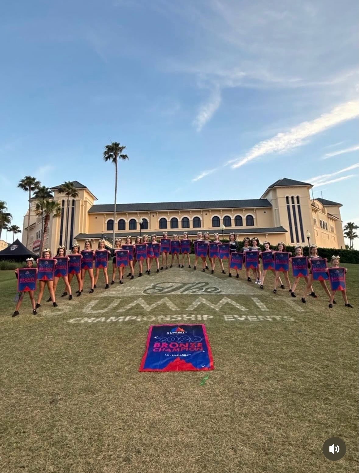 I have to take a moment to brag on these two teams (ca_fre3zecats &amp; @ca_ice4 )🤍

Last summer, I started working with many of these athletes through weekly strength sessions. What I got to witness over the months was something really special&mdas