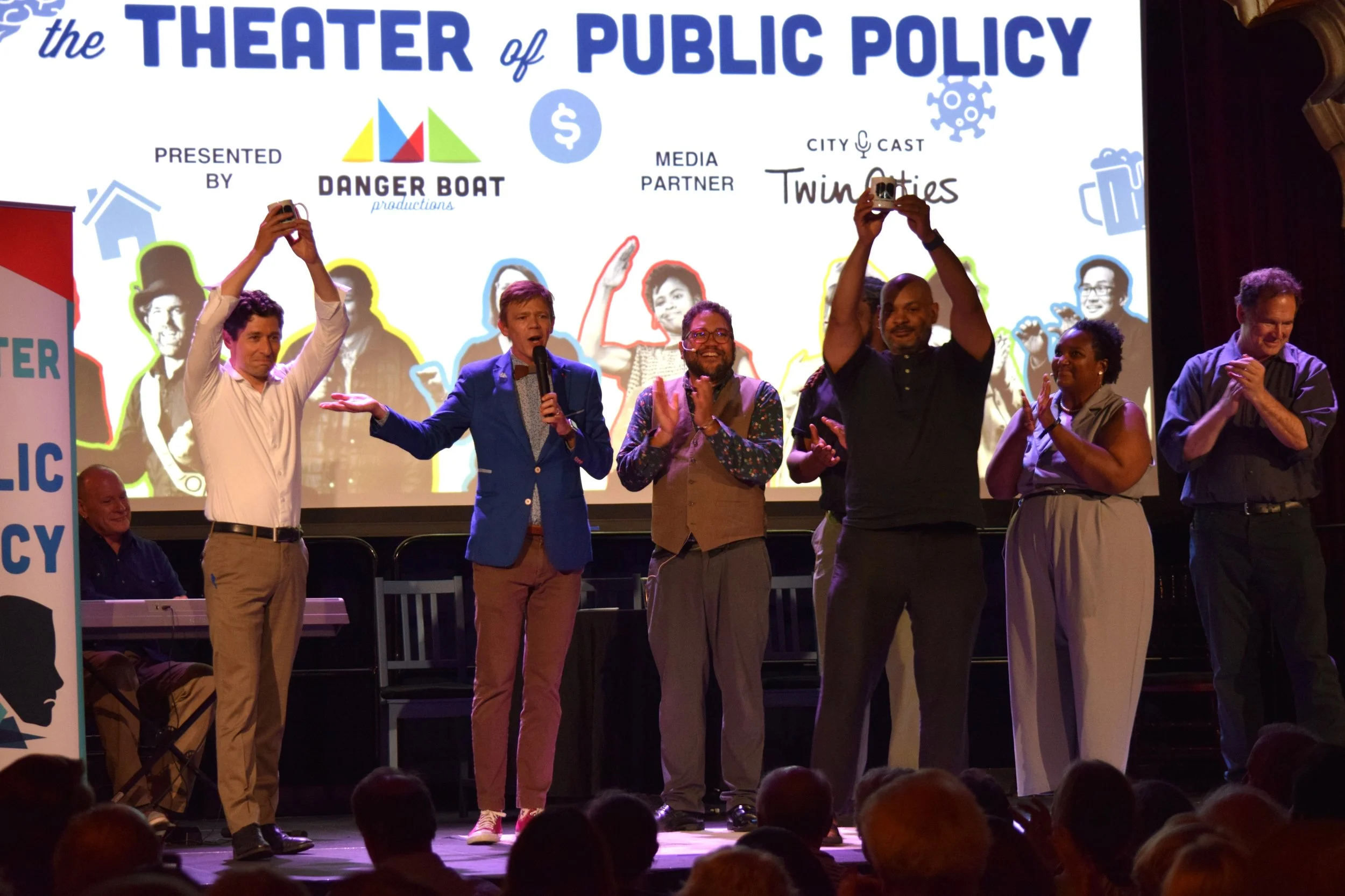  Payne and Elliott receive commemorative T2P2 mugs onstage at the end of the show. 