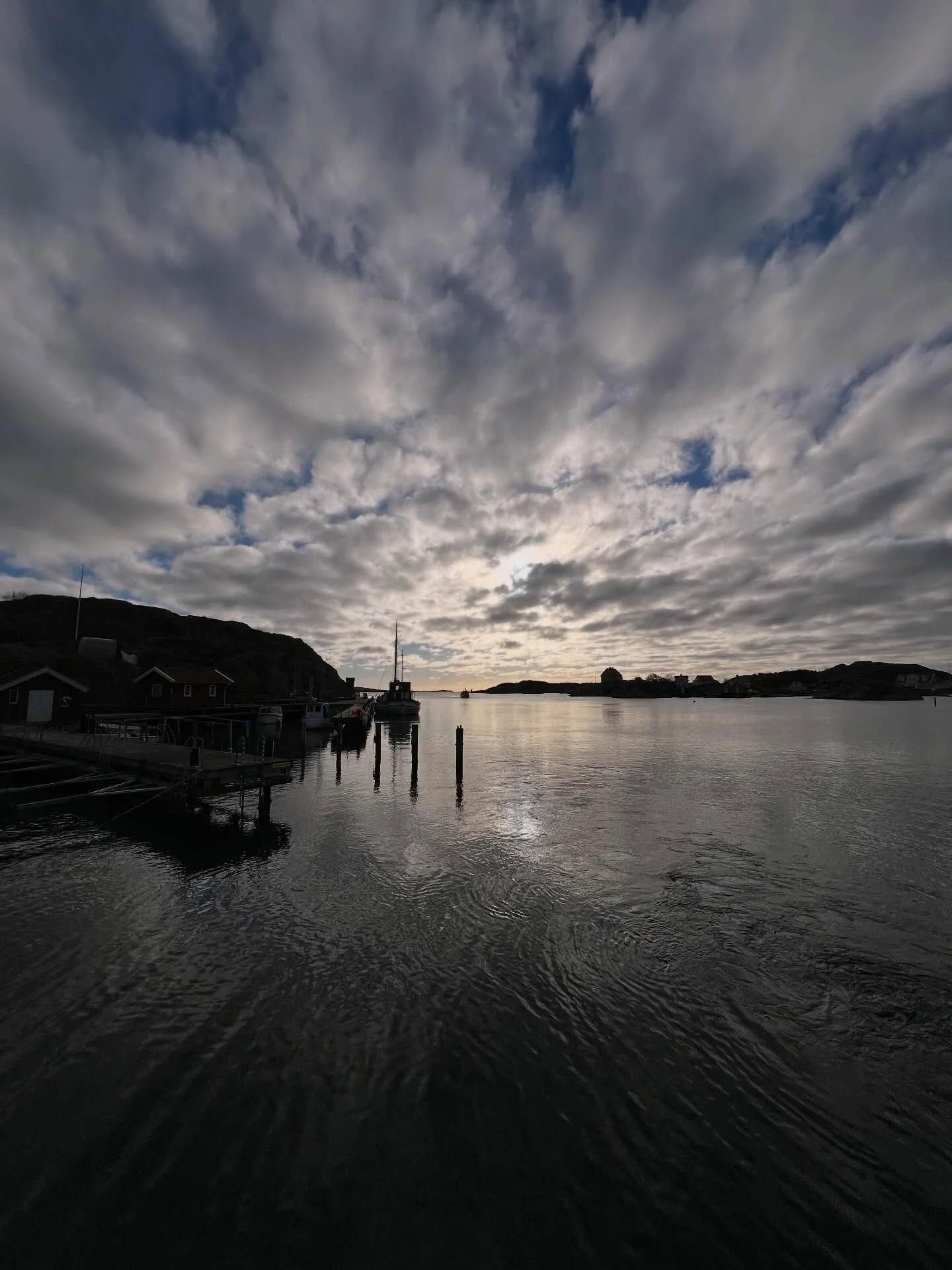 En tavla som st&auml;ndigt m&aring;lar sig sj&auml;lv. Minus tv&aring; och makal&ouml;st vackert idag. Vi l&auml;ngtar efter v&aring;r och ljumma vindar, men &auml;ven vintern har sin charm i kustbandet. 🌥️