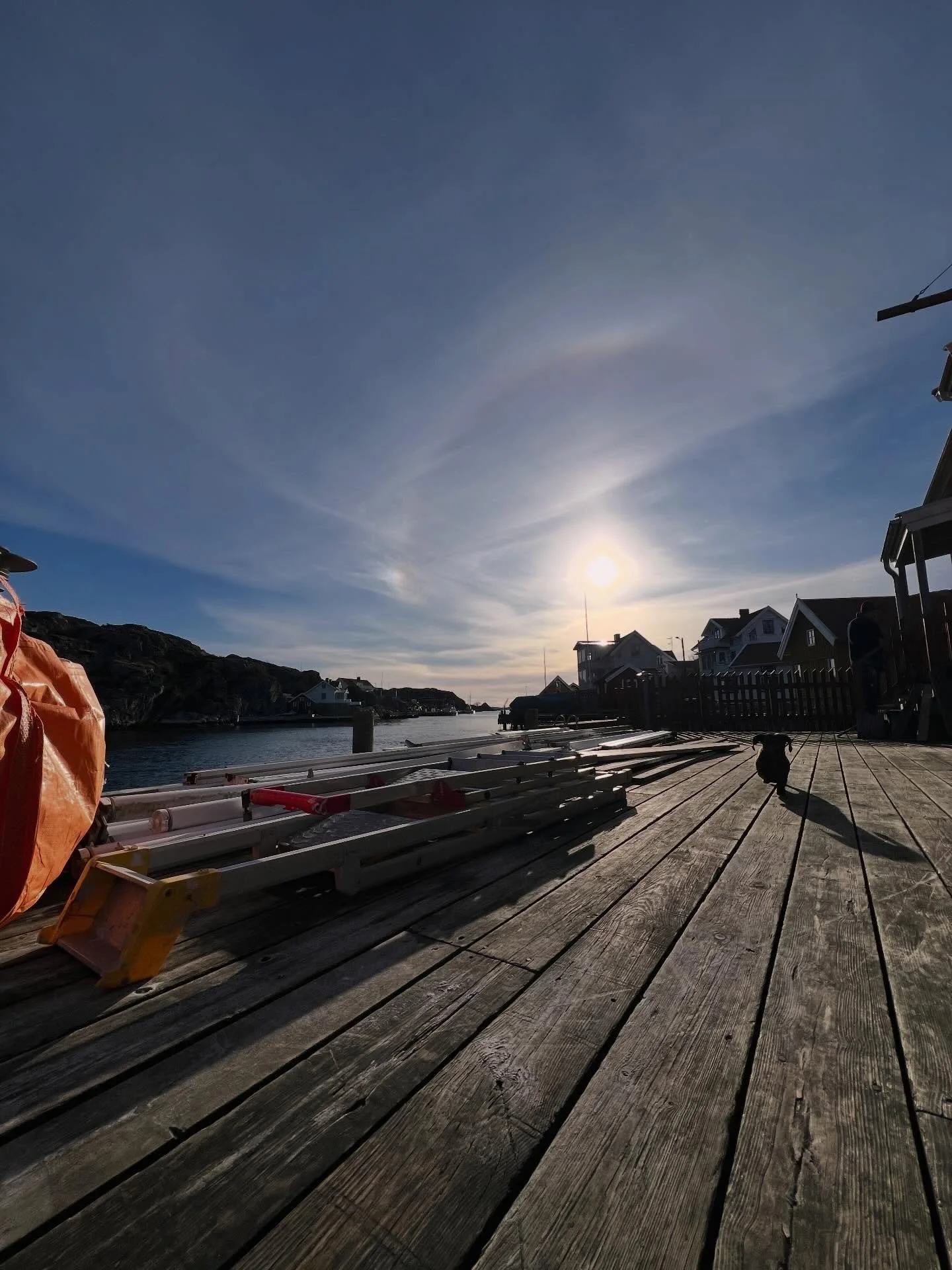 F&ouml;r f&ouml;rsta g&aring;ngen sedan vi kom hit s&aring; f&ouml;rfulas inte l&auml;ngre utsikten av en tr&aring;kig markisst&auml;llning. Vi renoverar uteserveringen och passar p&aring; att uppgradera solskyddet med en pergola och parasoller ist&a