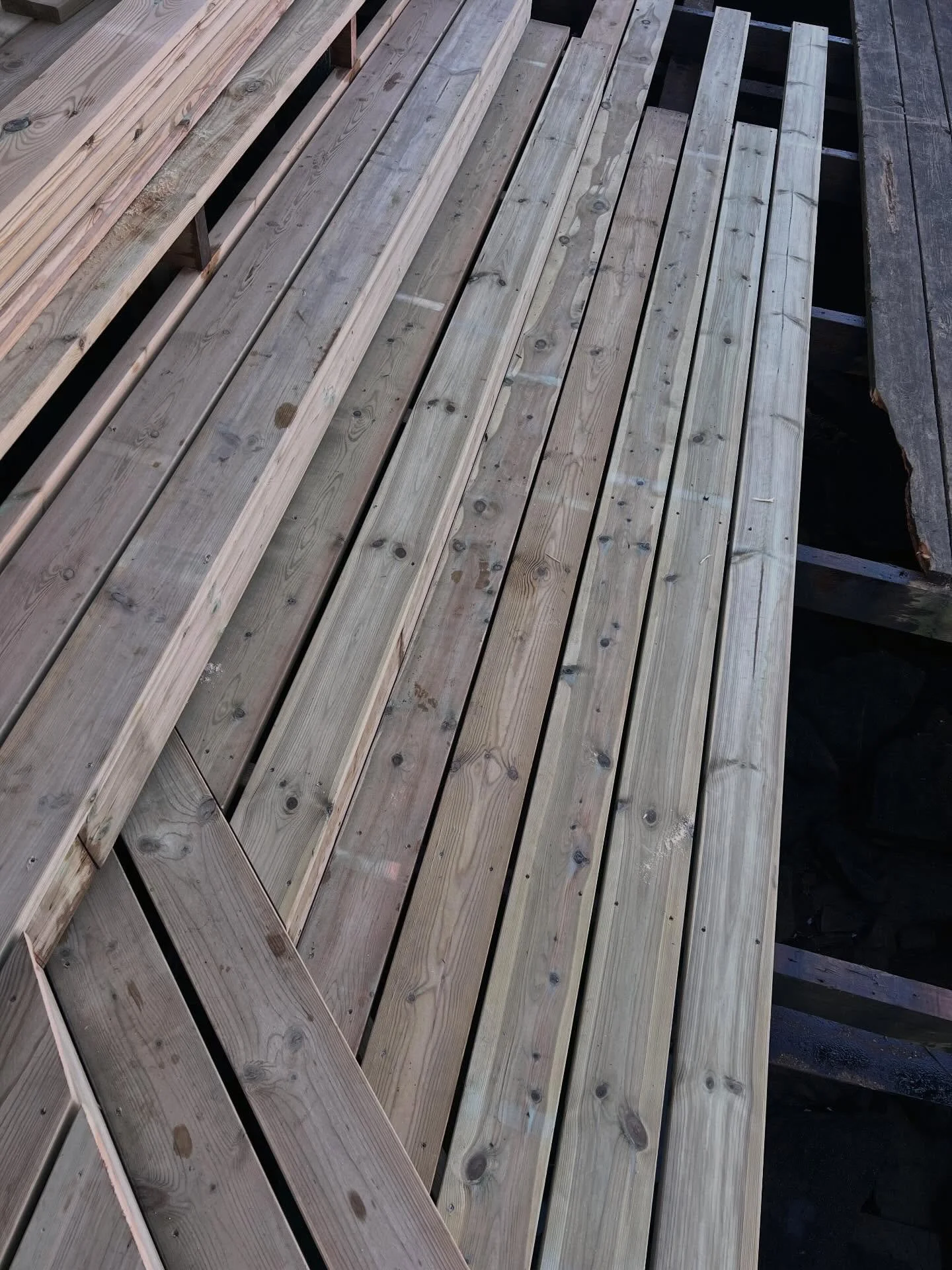 Gammalt och slitet byts mot nytt och och genomt&auml;nkt. Uteservering 2.0 b&ouml;rjar ta form p&aring; riktigt! 🔨🪚