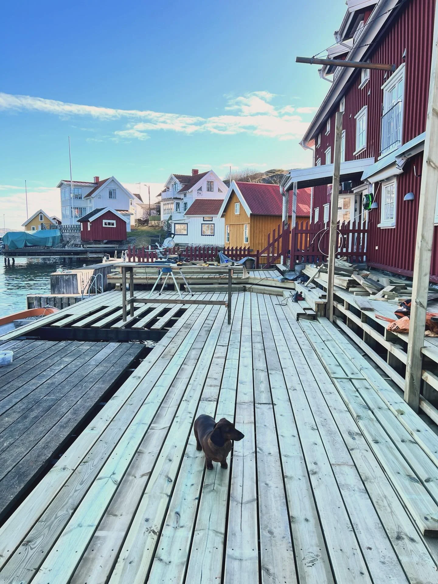 Baren har f&aring;tt sig ett ansiktslyft, bryggan likas&aring; &ndash; och snart &auml;r det p&aring;sk och smygpremi&auml;r! Varmt v&auml;lkomna: vi bjuder in till mingel, konstutst&auml;llning, teater, lunch och sup&eacute;. Mer information p&aring