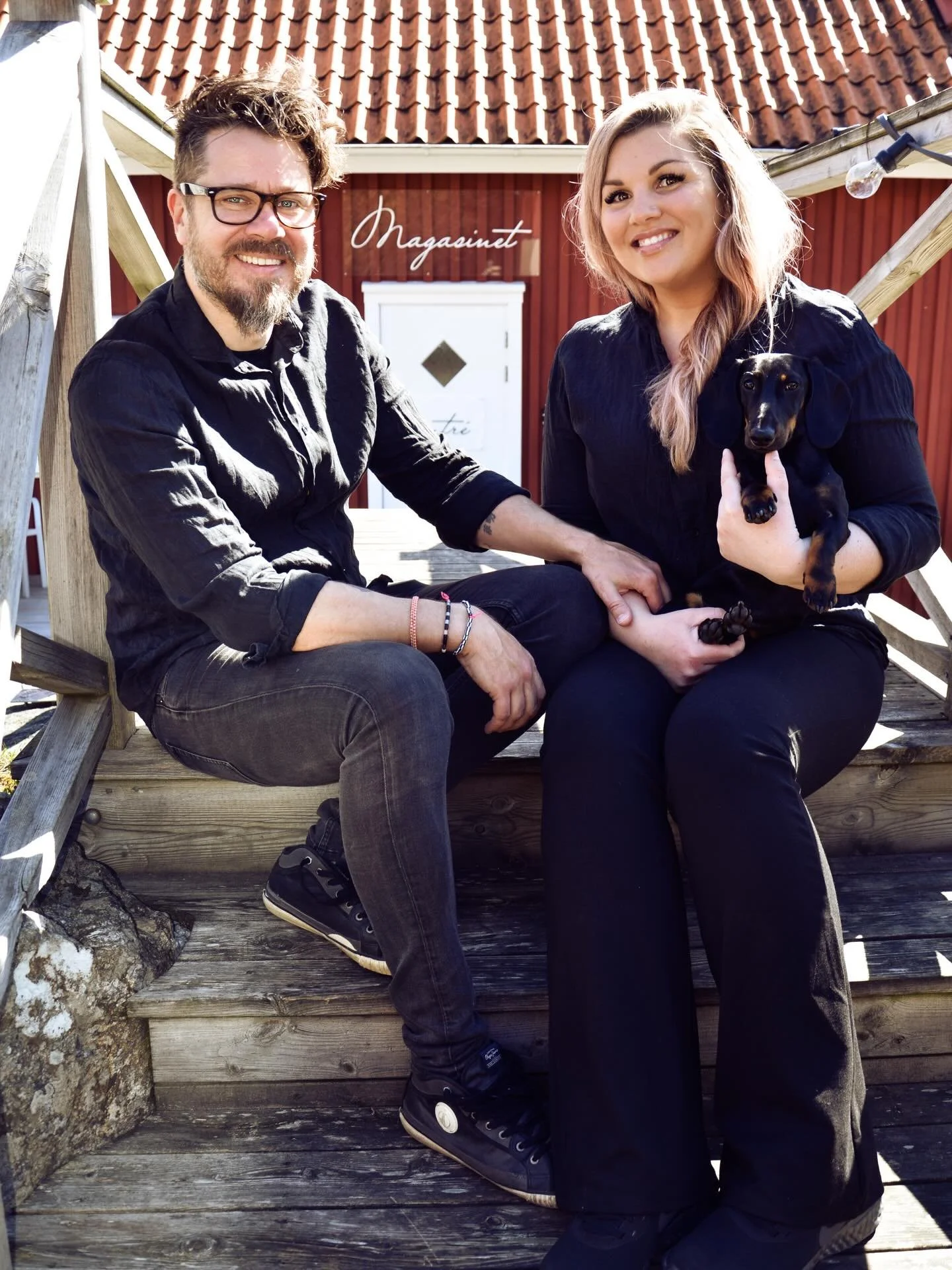 M&aring;nga nya f&ouml;ljare den senaste tiden, s&aring; dags att presentera oss p&aring; nytt k&auml;nner vi! Vi &auml;r Nicklas &amp; Johanna, pea&amp;Rosenberg, och vi driver Magasinet i egen regi sedan 2020. Hos oss &ouml;nskar vi att du ska k&au