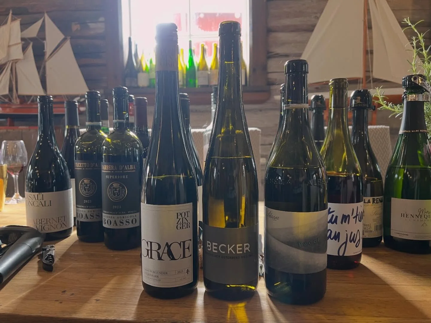 Vad passar v&auml;l b&auml;ttre en s&ouml;ndag &auml;n ett bes&ouml;k fr&aring;n h&auml;rliga @uncorked_wines_sweden &ndash; sp&auml;nnande viner och samtal inf&ouml;r kommande sommars&auml;song! ☀️🥂🦪