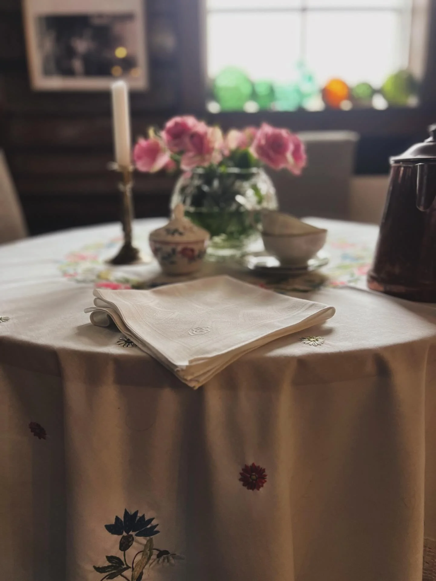 Mormors vackra broderade duk, blommigt porslin, servetter med monogram och rosa blommor. F&auml;rdigt f&ouml;r teater p&aring; p&aring;skafton: kl 15 bjuds p&aring; historisk f&ouml;rest&auml;llning och sj&auml;lvklart sju sorters kakor. Mormor hade 