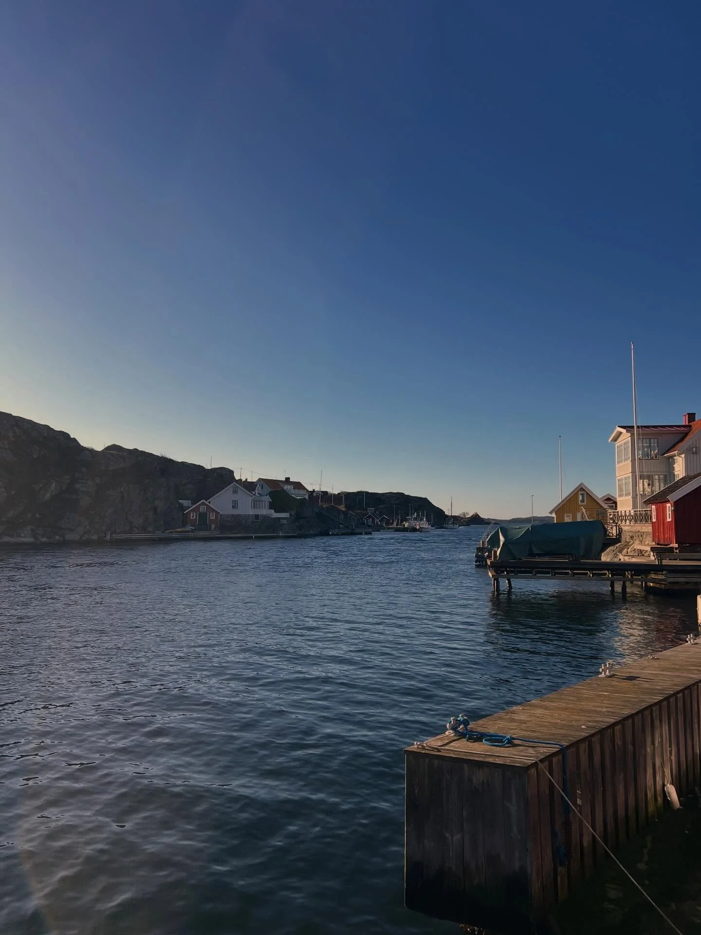 Morgondagens v&auml;der ser ut att bli rj&auml;lt bl&aring;sigt: vi vill uppm&auml;rksamma dig som kommer ut till &ouml;n att sista planerade f&auml;rja g&aring;r 17.20 fr&aring;n &ouml;n, om det &auml;r m&ouml;jligt att k&ouml;ra alls, och att vi in