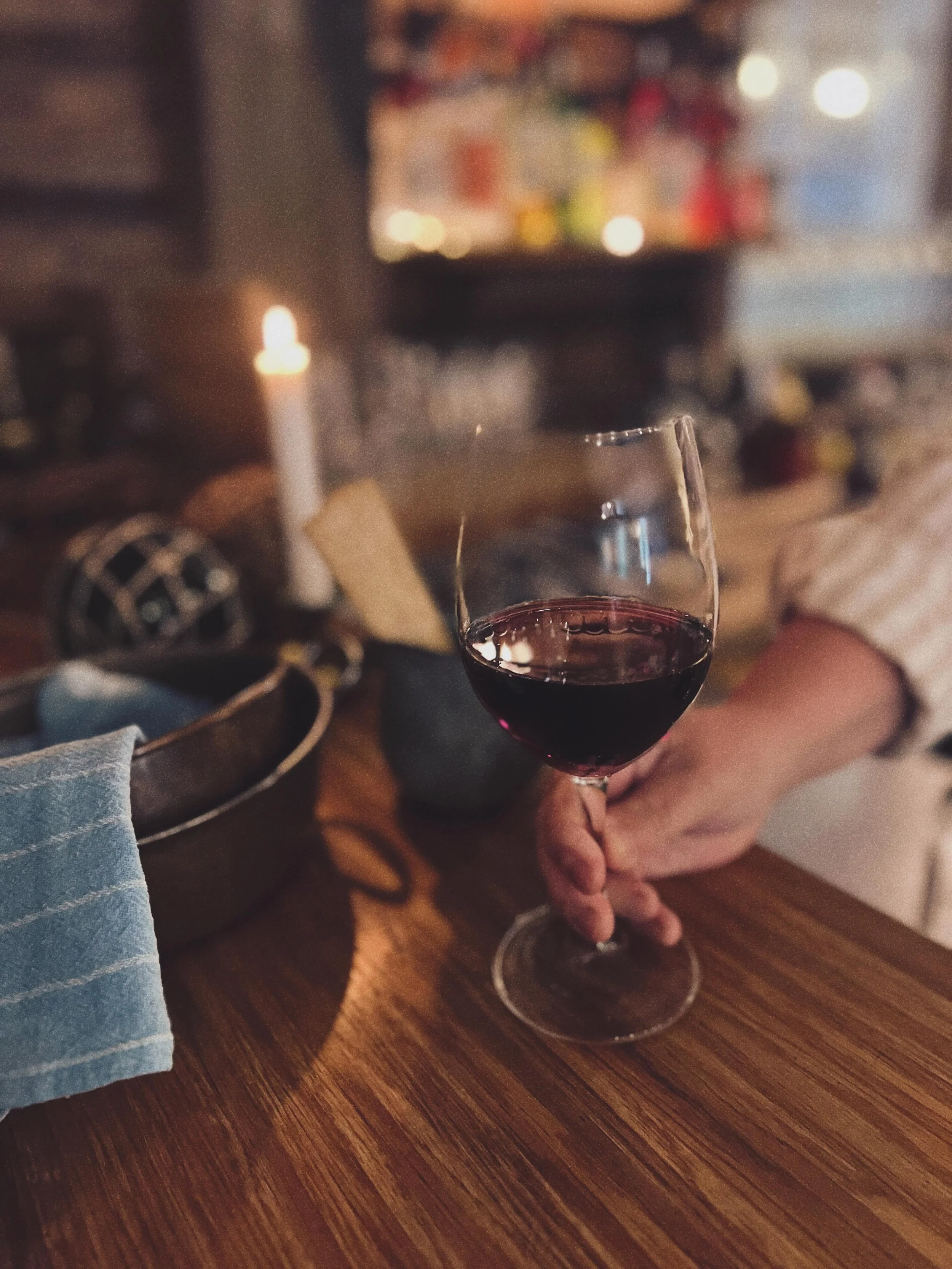 Magasinet presenterar stolt: Tisdagsh&auml;ng och Torsdagslyx! 🫶🏽🥂💫
▫️Tisdagar vid 20 (v26-34) korkar vi upp ett par flaskor fr&aring;n k&auml;llaren och bjuder in till provning i baren: opretenti&ouml;sa samtal kring vin, n&aring;got gott att tu