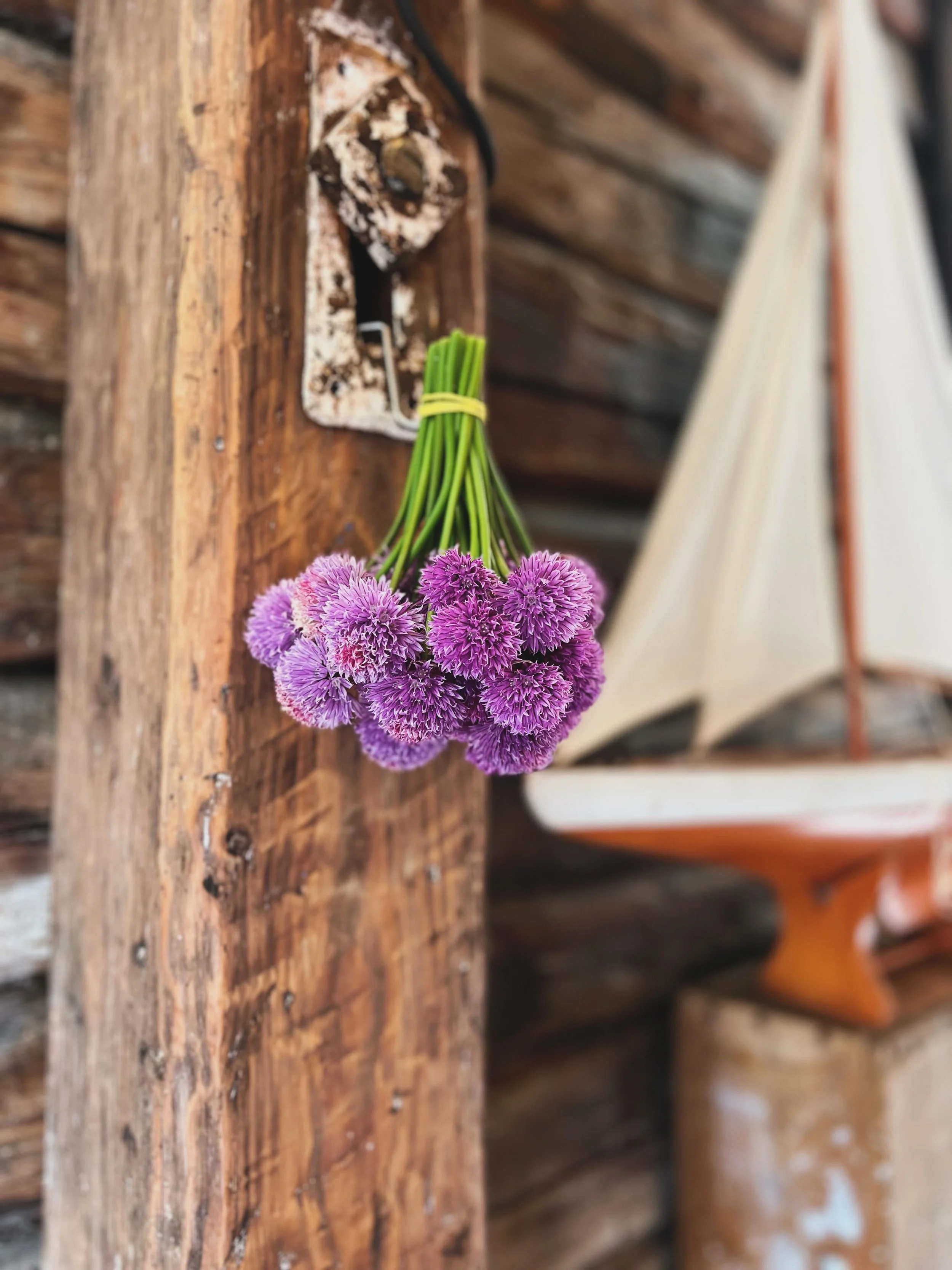 H&ouml;g tid att boka bord f&ouml;r midsommardagen &ndash; lunchen b&ouml;rjar bli fullbokad! Sms till 0760185333 eller maila info@magasinetharon.se. 
Varmt v&auml;lkommen! ☀️🫶🏽🥂
