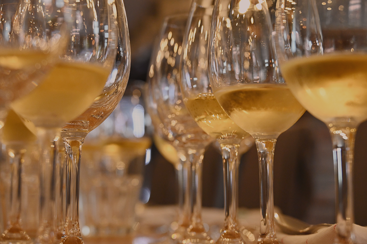 Vinprovning med vitt vin.
