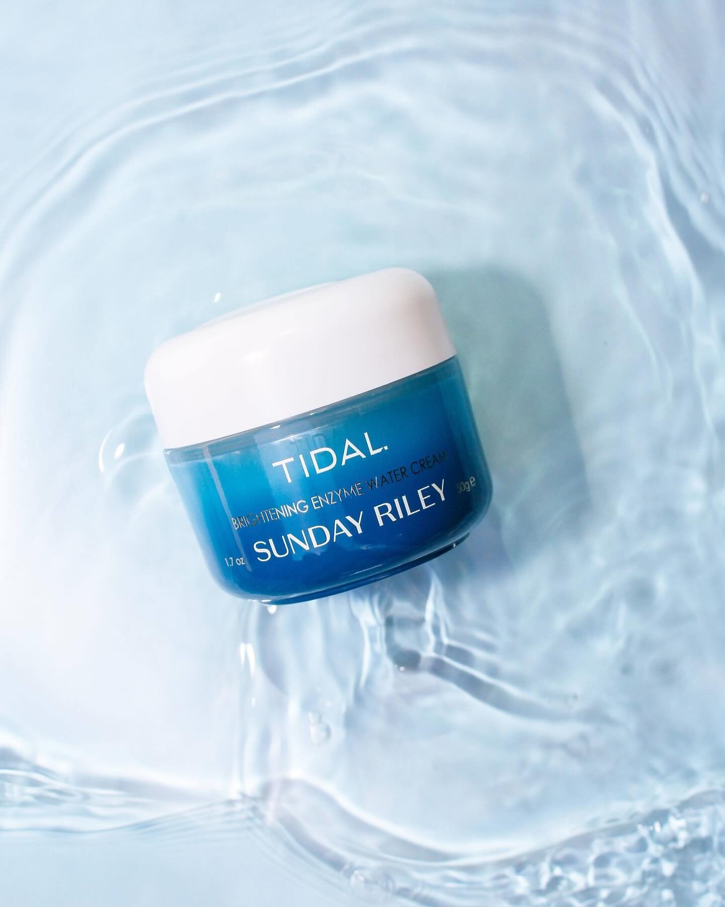 Water shots are quickly becoming a Bleubird fave! They are visually impactful and it&rsquo;s a fun way to showcase products, this time starring @sundayriley Tidal Water Cream. No two water shots are ever the same and when you get the *one* it&rsquo;s