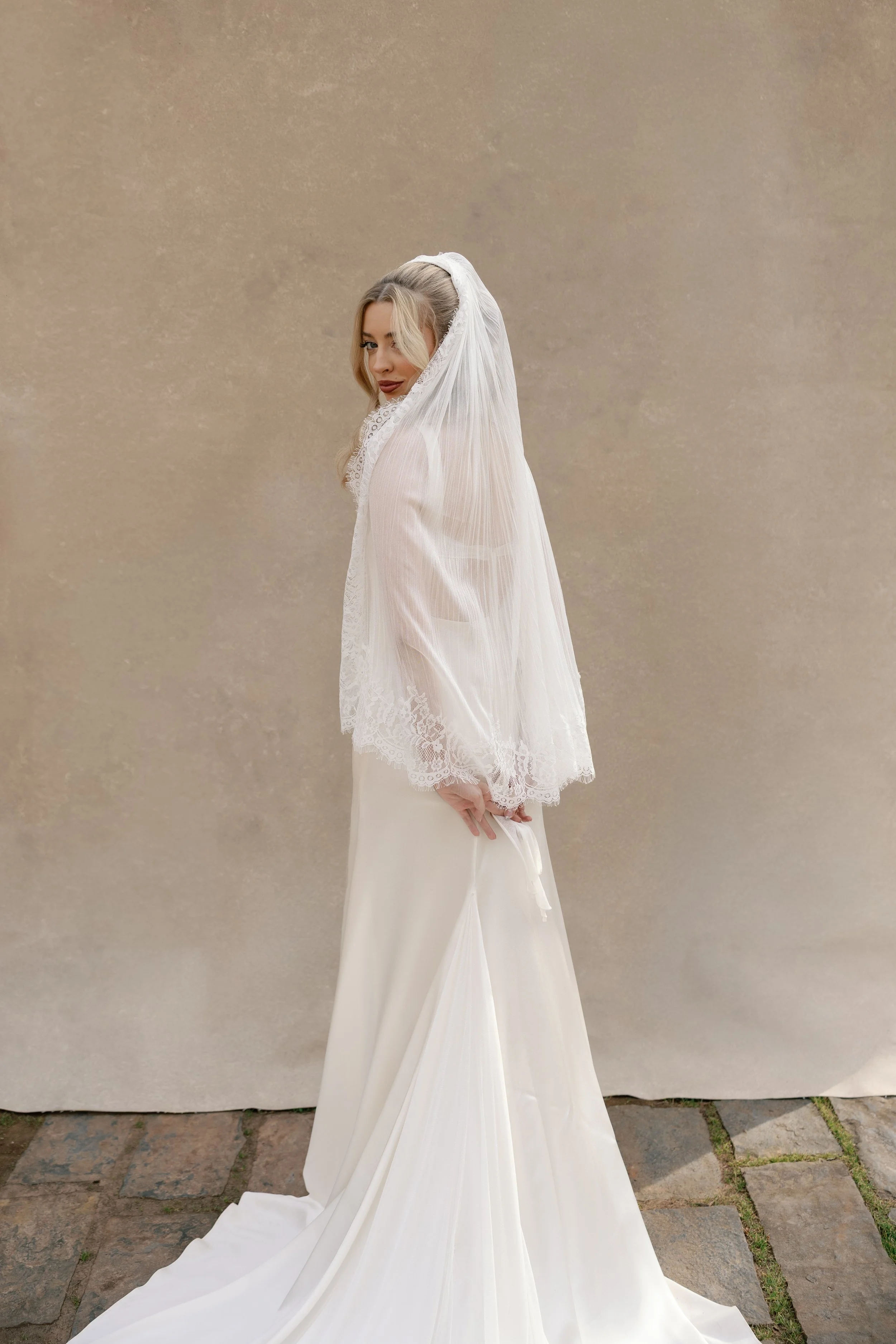 Negative Space in Portrait Photography: Using Backdrops for Minimalist Composition (2026)
