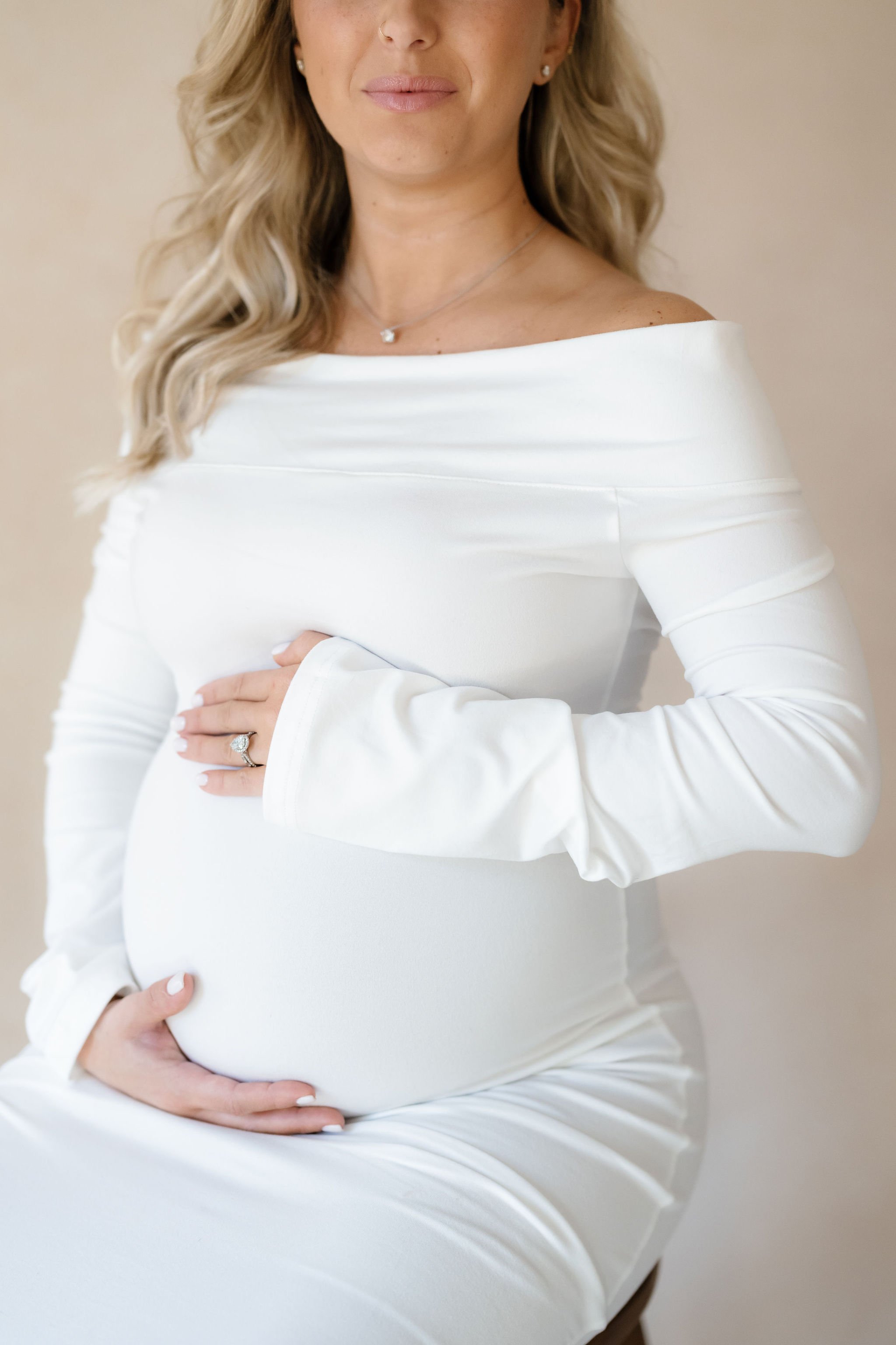 Best Photography Backdrops for Maternity Sessions: Colors That Flatter Expecting Mothers (2026)