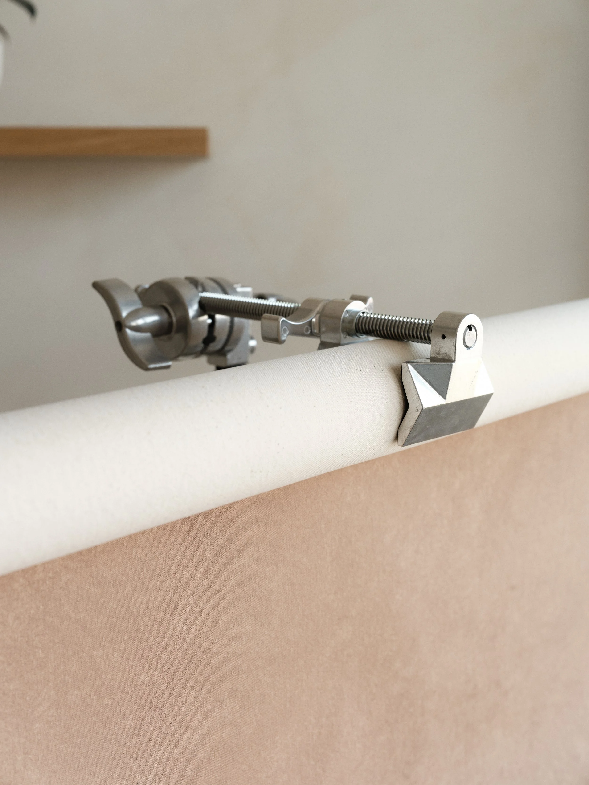 floating backdrop adapter clamp mounted on canvas backdrop with C-stand for professional photography setup