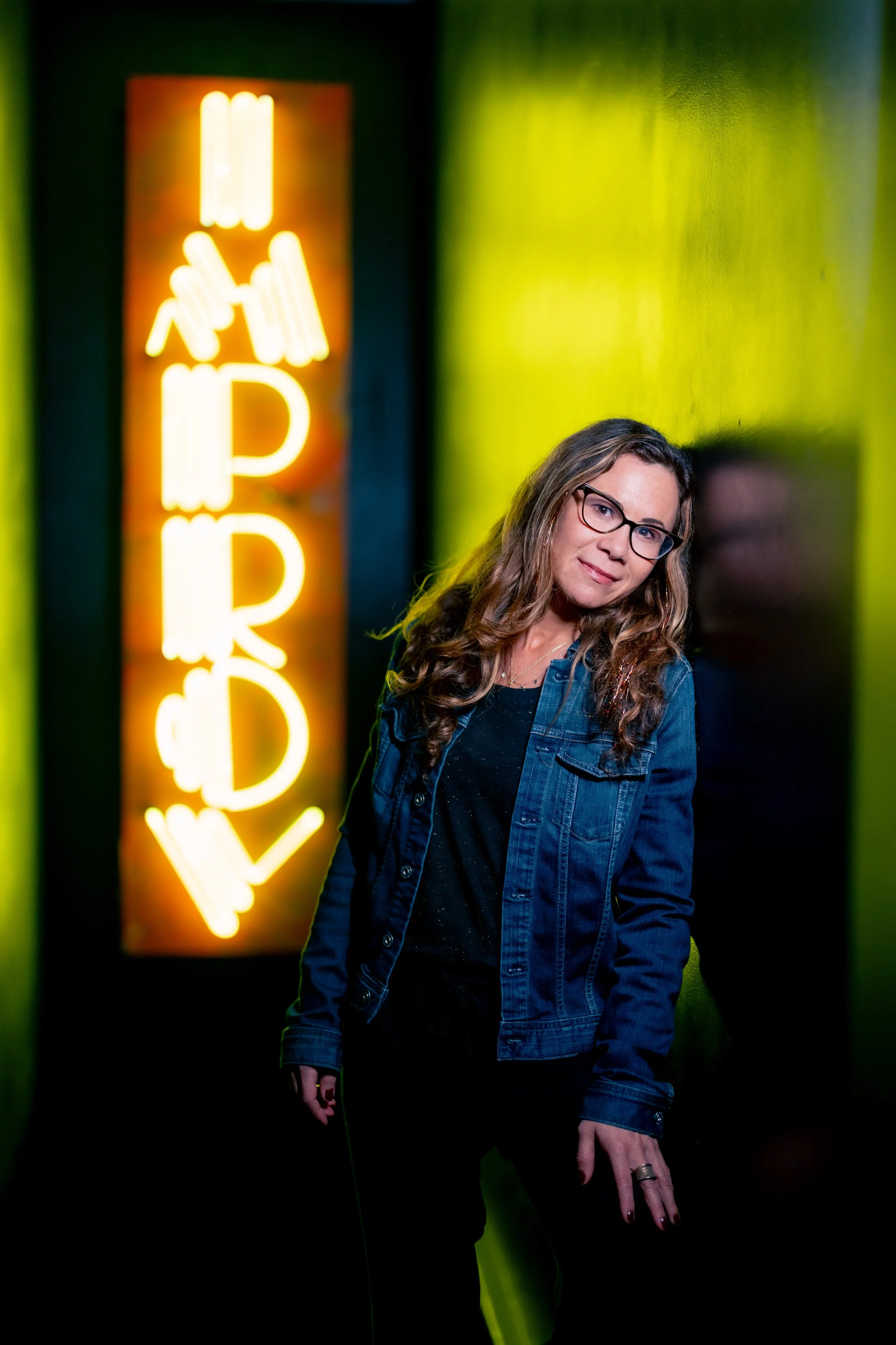 Fielding Edlow in front of Improv sign