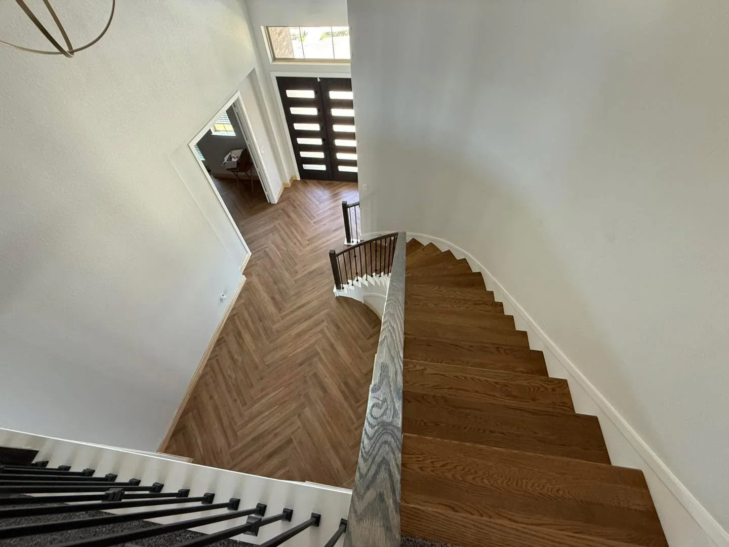 We have been quite busy on a huge project porcelain wood look planks laid in a beautiful Herringbone pattern. Along with solid white oak stair treads. We totally rebuilt the staircase 🥰🥰
#staircase #porcelainplanks
