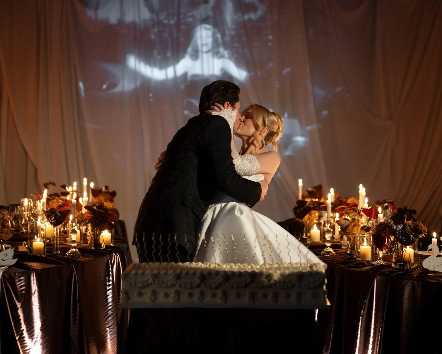 Mała zapowiedź z tego co działo się w poniedziałek.&hearts;️
Czekajcie bo jest na co! 😍🔥

Para Młoda: @mokosiia &amp; @igoro453 
Obiekt: @palac_ojrzanow
WP: @leclatweddings_weddingplanner
Dekoracje: @robimydekoracje
Oświetlenie: @mls.event
Smoking: