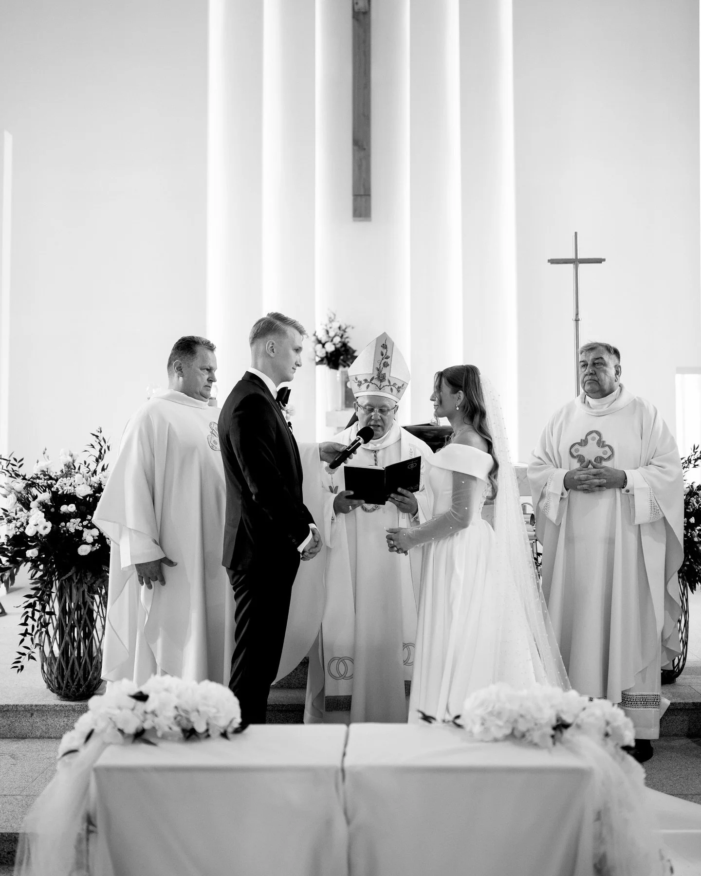 Ślub Oliwii i Filipa 🤍
Niezwykle się na nim wzruszyłam, ponieważ poznałam ich ponad 2 lata wcześniej przy okazji sesji narzeczeńskiej. Gdy z niej wracaliśmy zapytali się o ofertę na ślub, kt&oacute;ry planowali na 2025 rok. Od tego czasu spotkaliśmy