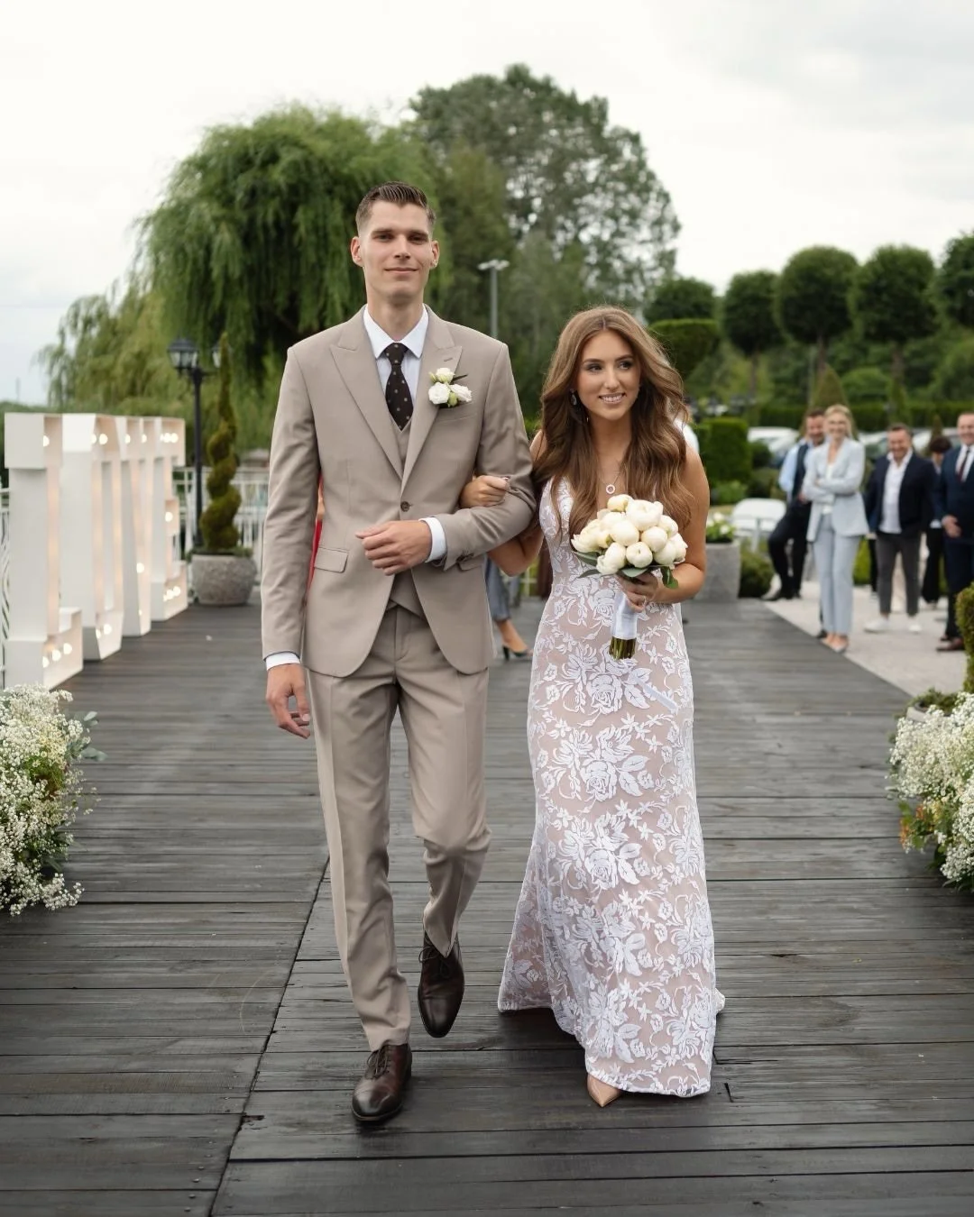 Lipcowy wielki dzień R&oacute;ży i Jakuba, kt&oacute;ry odbył się w gronie najbliższych pośr&oacute;d cudownych widok&oacute;w. Było kameralnie, pięknie i pełno emocji.🤍 Szczerze uwielbia takie przyjęcia! 🥹

Fotograf Warszawa | ślub Warszawa | repo