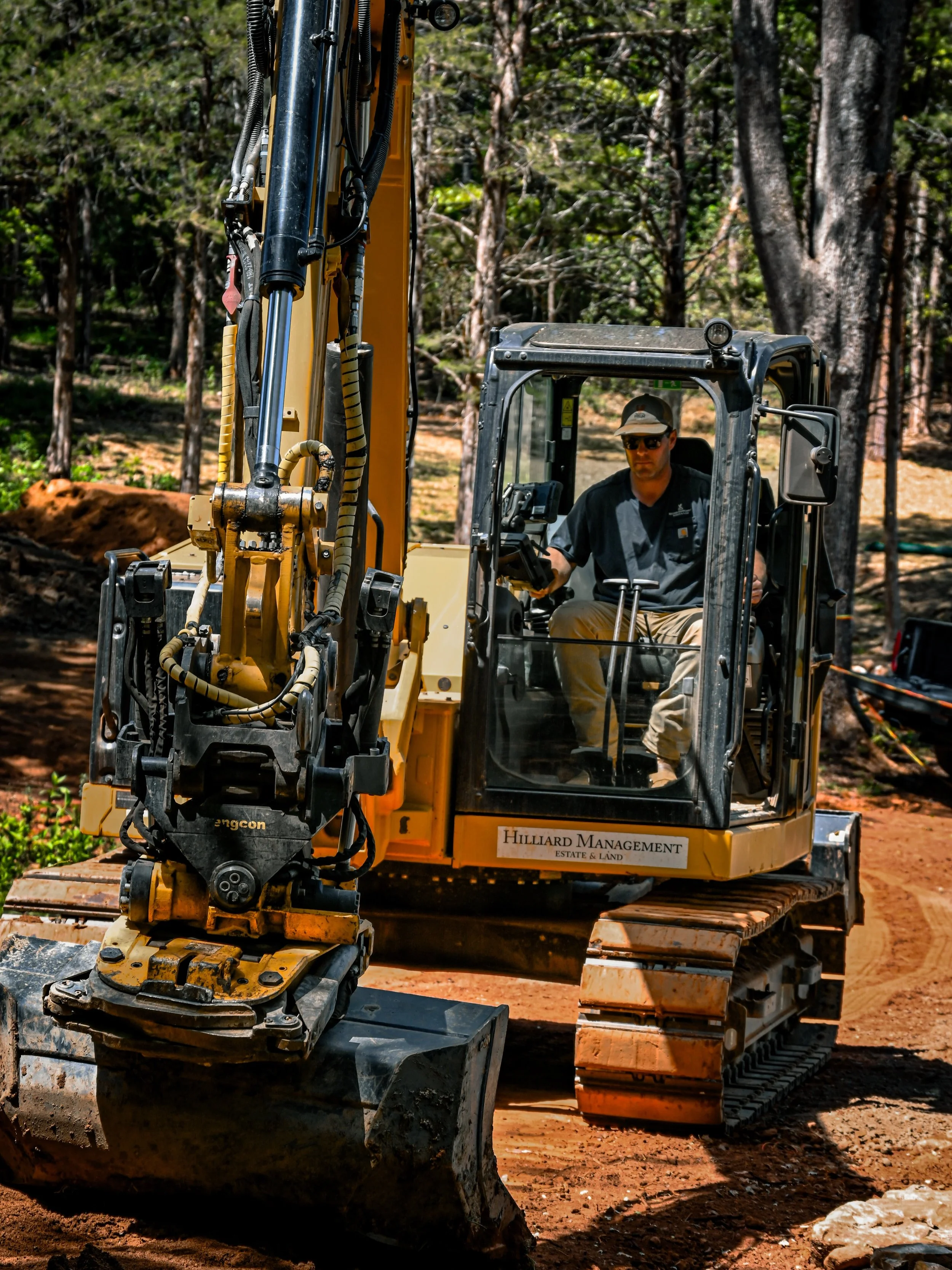 Engcon x HELM, making it look easy. ⚙️💪🏼🔥 

#hilliardmanagement #engcon #tiltrotator #landrestoration #worksmarter