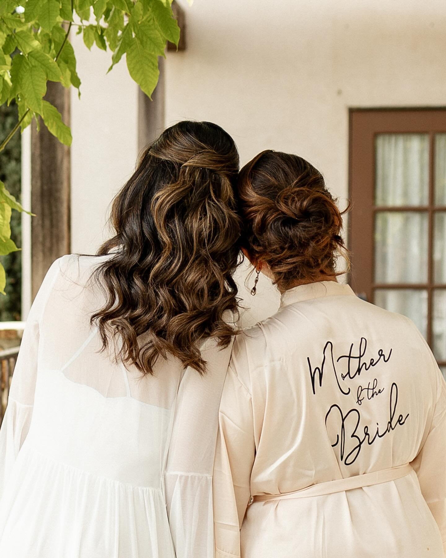 We got the sneak peaks from this wedding and we&rsquo;ll show many more (because there are so many good ones to pick from!)&hellip;. BUT. As girl moms, something about this shot just warmed our hearts. A mama, and her baby girl on such a beautiful im