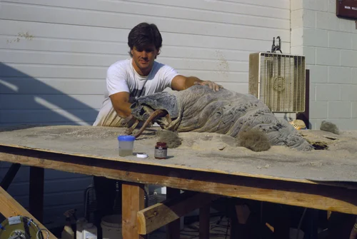 Alec Gillis podczas prac nad niezwykle szczegółowym modelem stworzenia do filmu Tremors, prezentując kulisy tworzenia praktycznych efektów specjalnych w kinie.