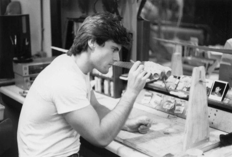 Legendarny artysta efektów specjalnych Alec Gillis z precyzją pracuje nad rzeźbą ksenomorfa, ukazując kulisy tworzenia kultowych potworów z serii filmów Obcy.